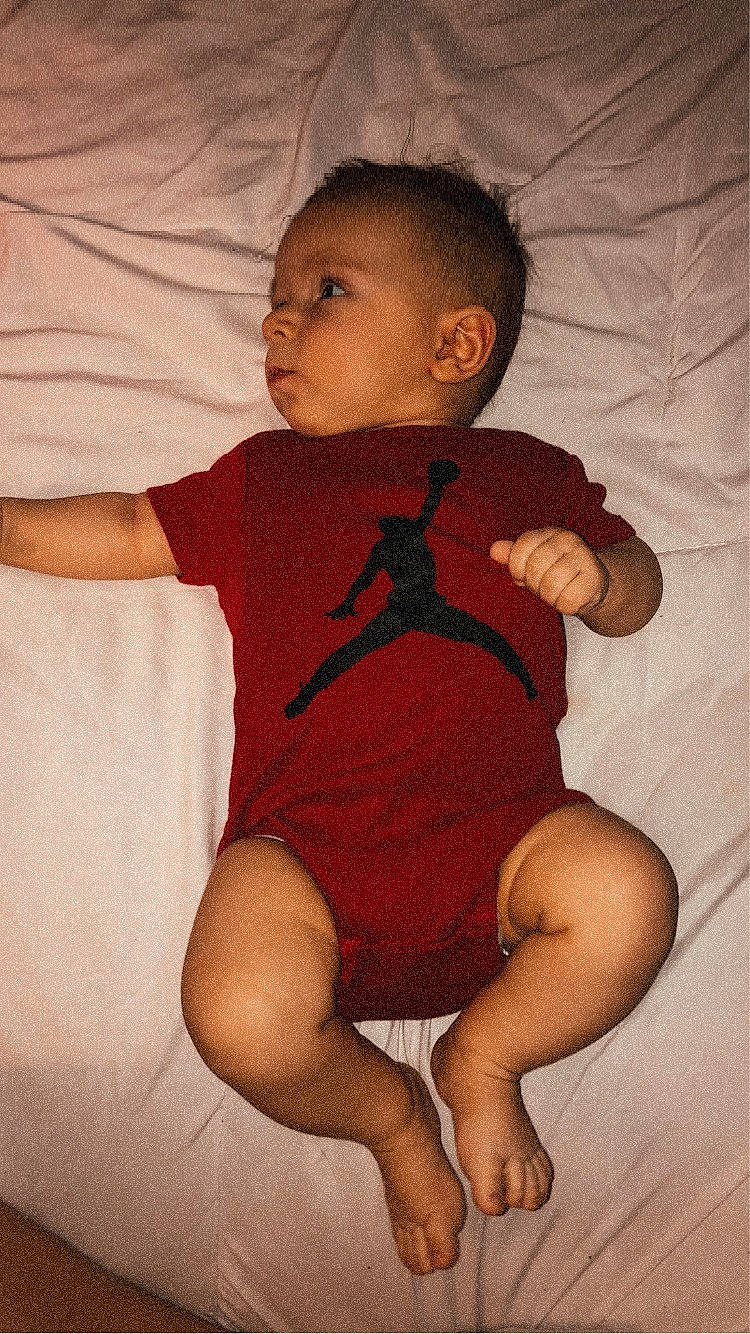 Zaïm a rejoint le concours — aidez-le/la à gagner de superbes lots ! baby_toddler_clothing, cheek, chin, comfort, finger, hand, human_body, joint, knee, leg, lip, mouth, muscle, neck, person, skin, sleeve, stomach, textile, thigh