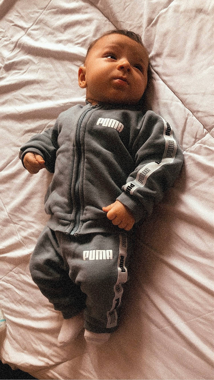 Zaïm a rejoint le concours — aidez-le/la à gagner de superbes lots ! baby, baby_products, baby_toddler_clothing, cheek, child, collar, comfort, face, fur, happy, linens, pattern, person, personal_protective_equipment, polar_fleece, portrait_photography, sitting, sleeve, smile, thumb