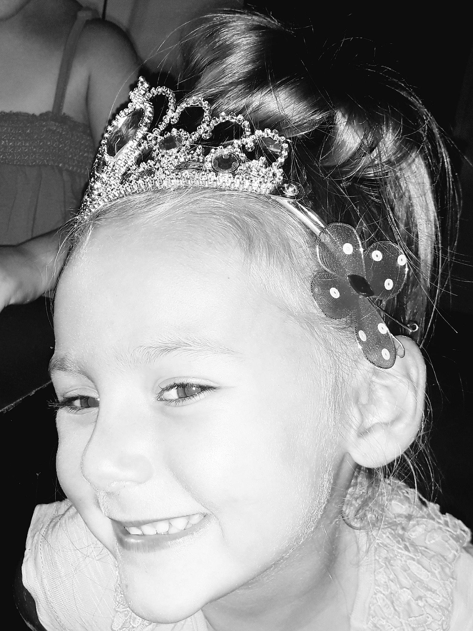 Aïnhoa participe au concours pour gagner de l'argent avec cette photo : black_and_white, black_hair, bridal_accessory, child, ear, eyebrow, face, fashion_accessory, forehead, hair, hair_accessory, hairstyle, head, headgear, headpiece, jewellery, joy, lip, long_hair, monochrome