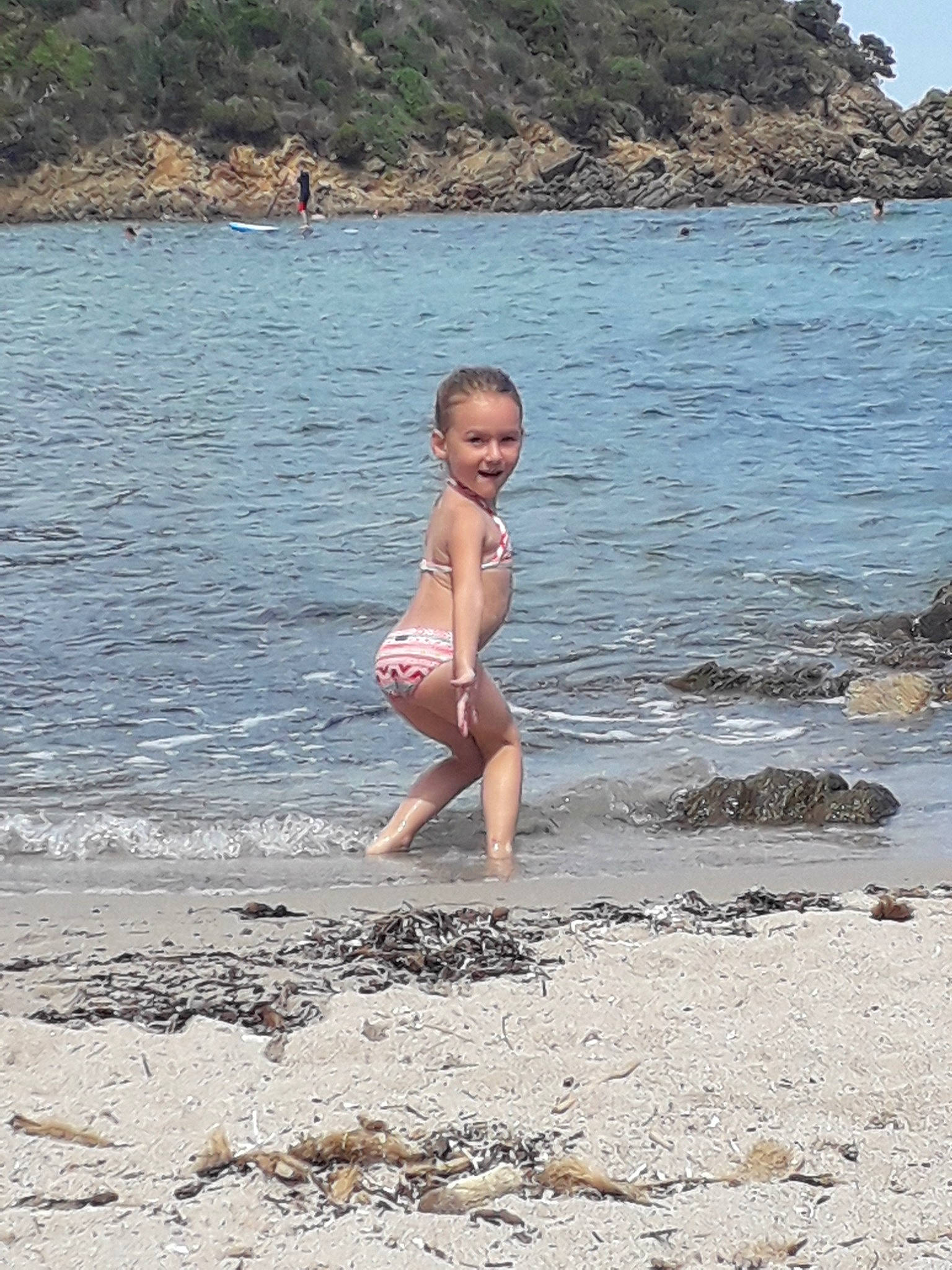 Aïnhoa participe au concours pour gagner de l'argent avec cette photo : barefoot, beach, child, coast, coastal_and_oceanic_landforms, fun, holiday, leisure, ocean, person, play, rock, sea, smile, summer, swimwear, tourism, vacation, water