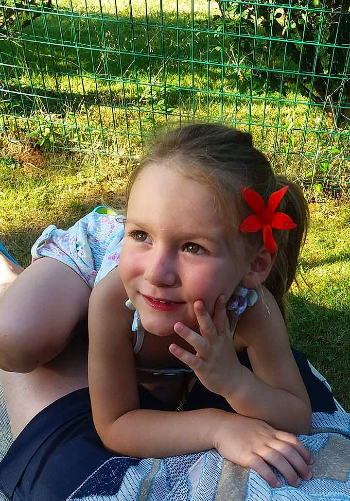 Aïnhoa participe au concours pour gagner de l'argent avec cette photo : child, face, fun, grass, leisure, person, summer