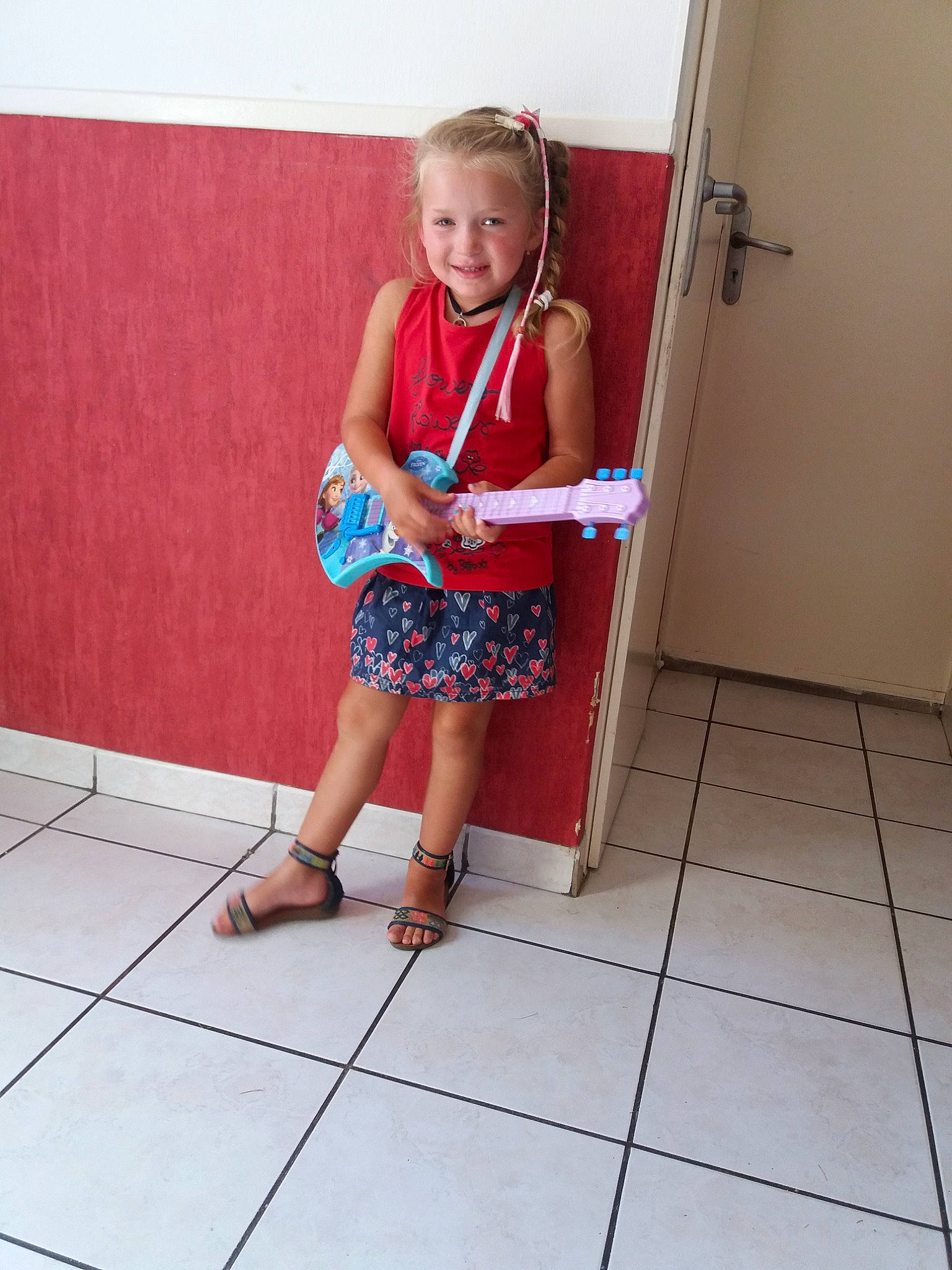 Lorna a rejoint le concours — aidez-le/la à gagner de superbes lots ! blond, child, clothing, day, floor, flooring, fun, girl, hair, hand, human_hair_color, joint, joy, leg, pattern, person, red, shoulder, sitting, snapshot