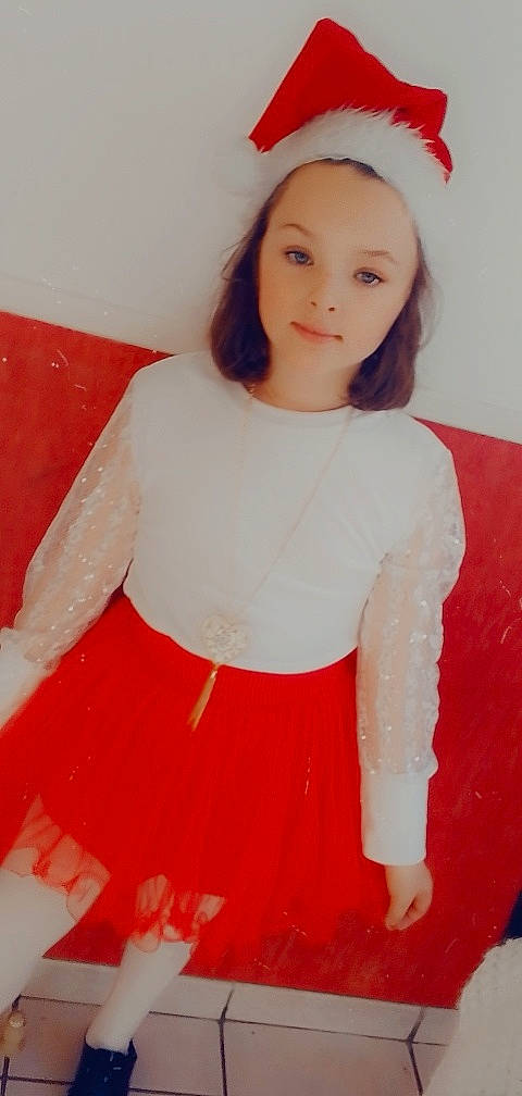 Elyna a rejoint le concours — aidez-le/la à gagner de superbes lots ! cool, day_dress, eye, facial_expression, fashion, flash_photography, hair, hairstyle, head, lip, neck, organ, person, photograph, pink, red, skin, sleeve, thigh, waist