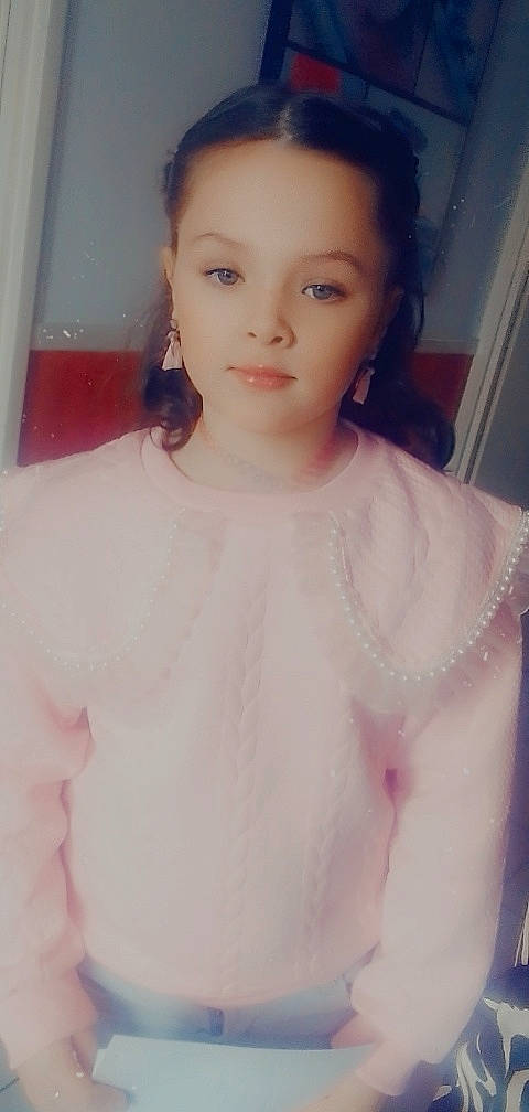 Elyna participe au concours pour gagner de l'argent avec cette photo : bridal_accessory, chest, chin, cool, eye, eyebrow, eyelash, face, flash_photography, forehead, hair, head, iris, jaw, jewellery, lip, long_hair, person, pink, skin