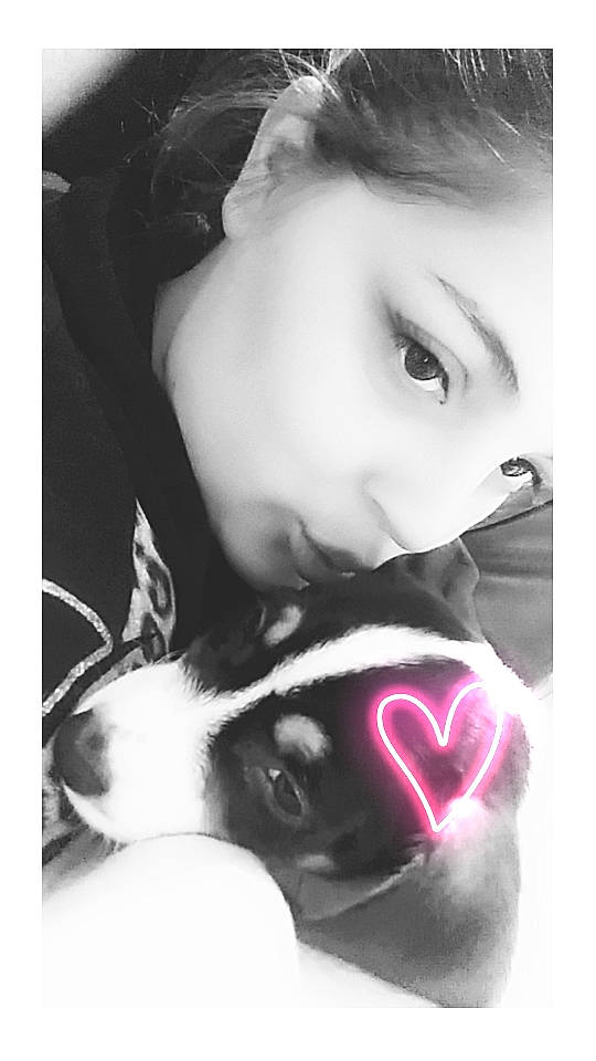 Tyna participe au concours pour gagner de l'argent avec cette photo : black_hair, carnivore, companion_dog, cool, eye, eyebrow, eyelash, flash_photography, gesture, happy, jaw, lip, mammal, mouth, neck, nose, selfie, skin, toddler, vertebrate