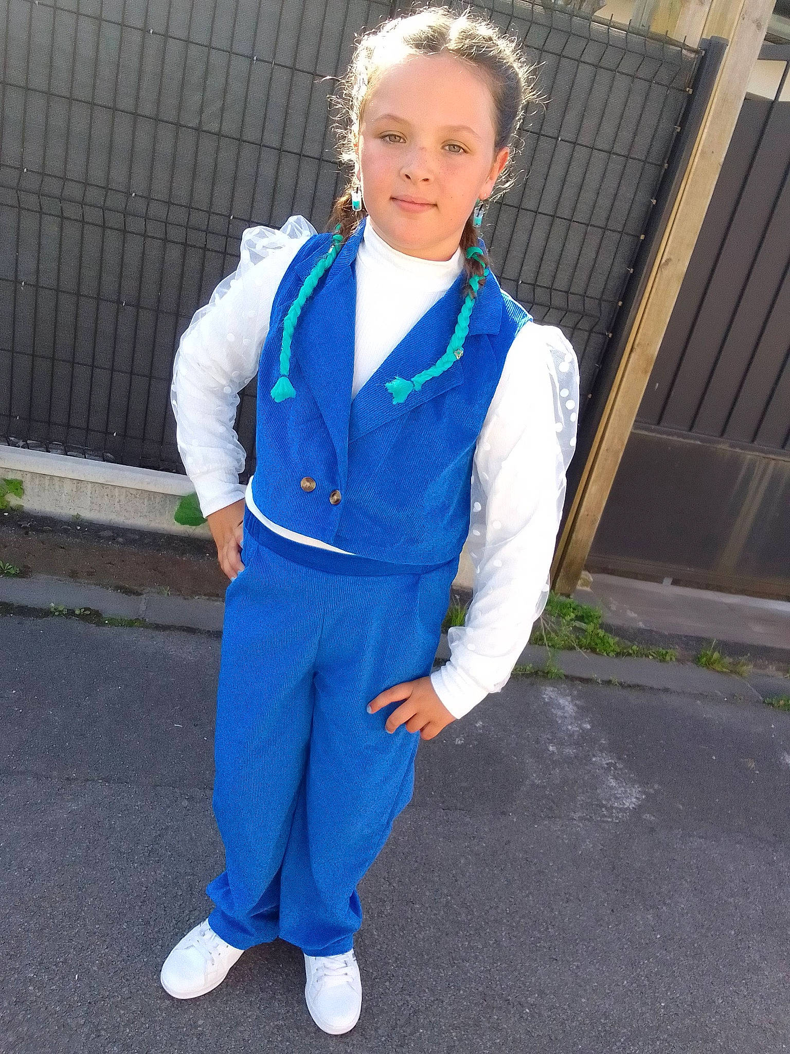 Elyna a rejoint le concours — aidez-le/la à gagner de superbes lots ! asphalt, blazer, collar, costume, dress_shirt, electric_blue, fashion_accessory, fashion_design, formal_wear, jewellery, joy, outerwear, person, school_uniform, sleeve, sportswear, sweatpant, tie, top, uniform