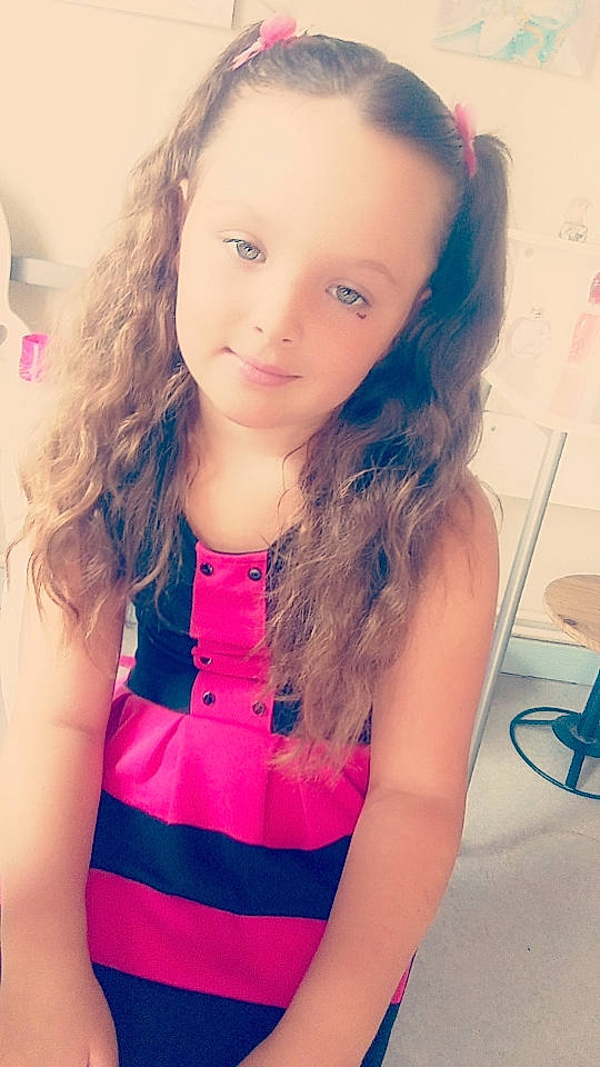 Elyna a rejoint le concours — aidez-le/la à gagner de superbes lots ! chin, cool, eyebrow, eyelash, face, facial_expression, hair, hairstyle, happy, head, iris, lip, mouth, neck, person, shoulder, skin, sleeve, standing, sunlight