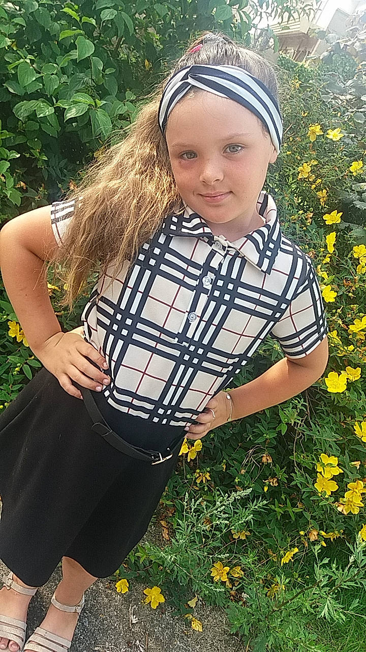 Elyna participe au concours pour gagner de l'argent avec cette photo : annual_plant, beauty, blond, facial_expression, flower, grass, grass_family, green, hairstyle, happy, headwear, joy, meadow, pattern, people_in_nature, person, plant, smile, summer, thigh