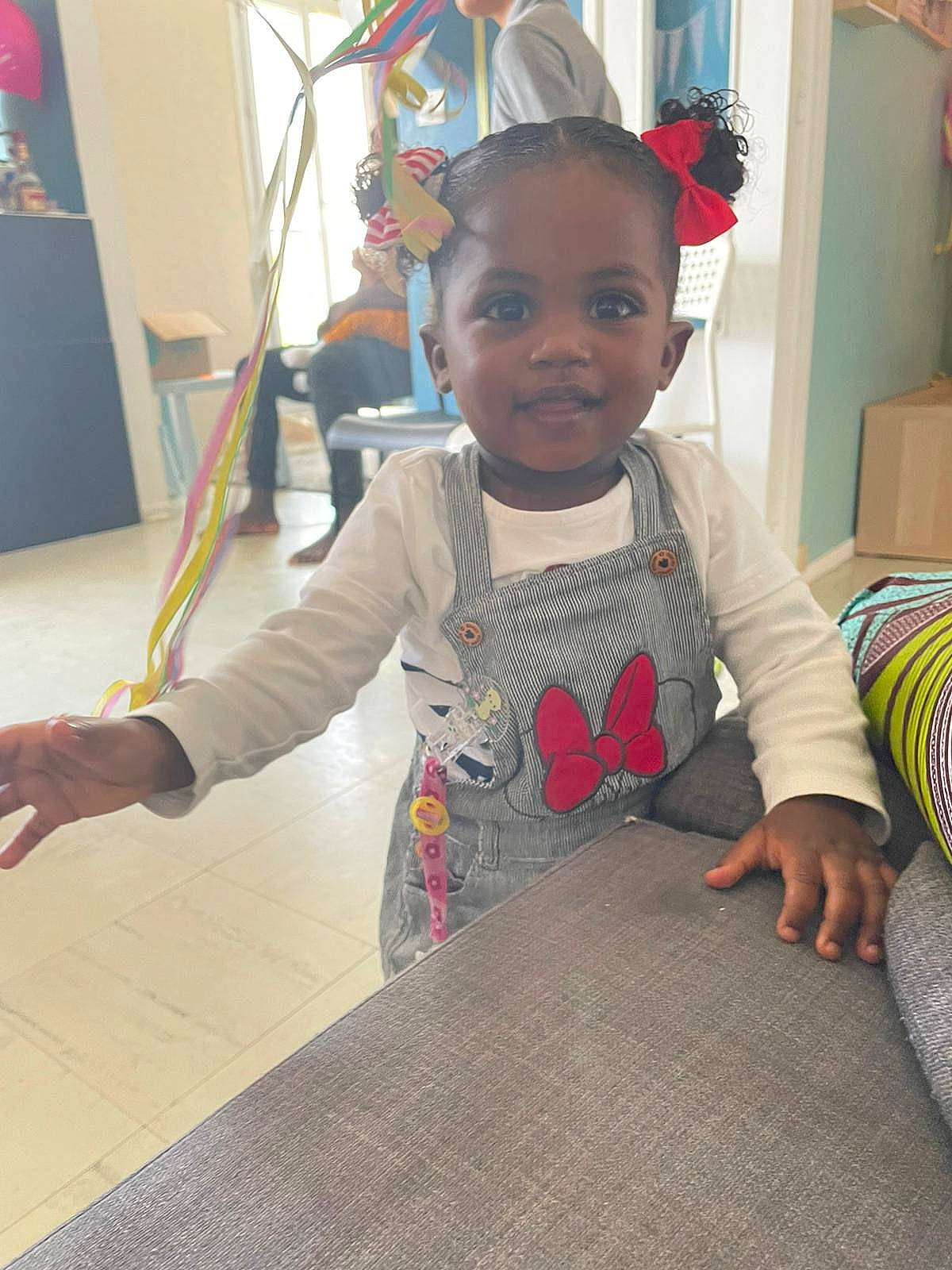 Djelya a rejoint le concours — aidez-le/la à gagner de superbes lots ! baby, baby_toddler_clothing, baby_toys, carpet, chair, child, costume, floor, flooring, fun, happy, hardwood, pattern, person, play, room, sitting, sleeve, t_shirt, toddler