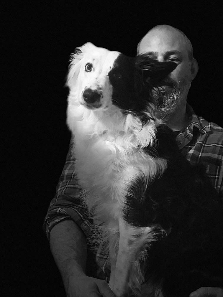 Phybie participe au concours pour gagner de l'argent avec cette photo : canidae, carnivore, companion_dog, darkness, dog, dog_breed, event, eyewear, flash_photography, formal_wear, fur, happy, jaw, love, monochrome, monochrome_photography, sporting_group, style, toy_dog, whiskers