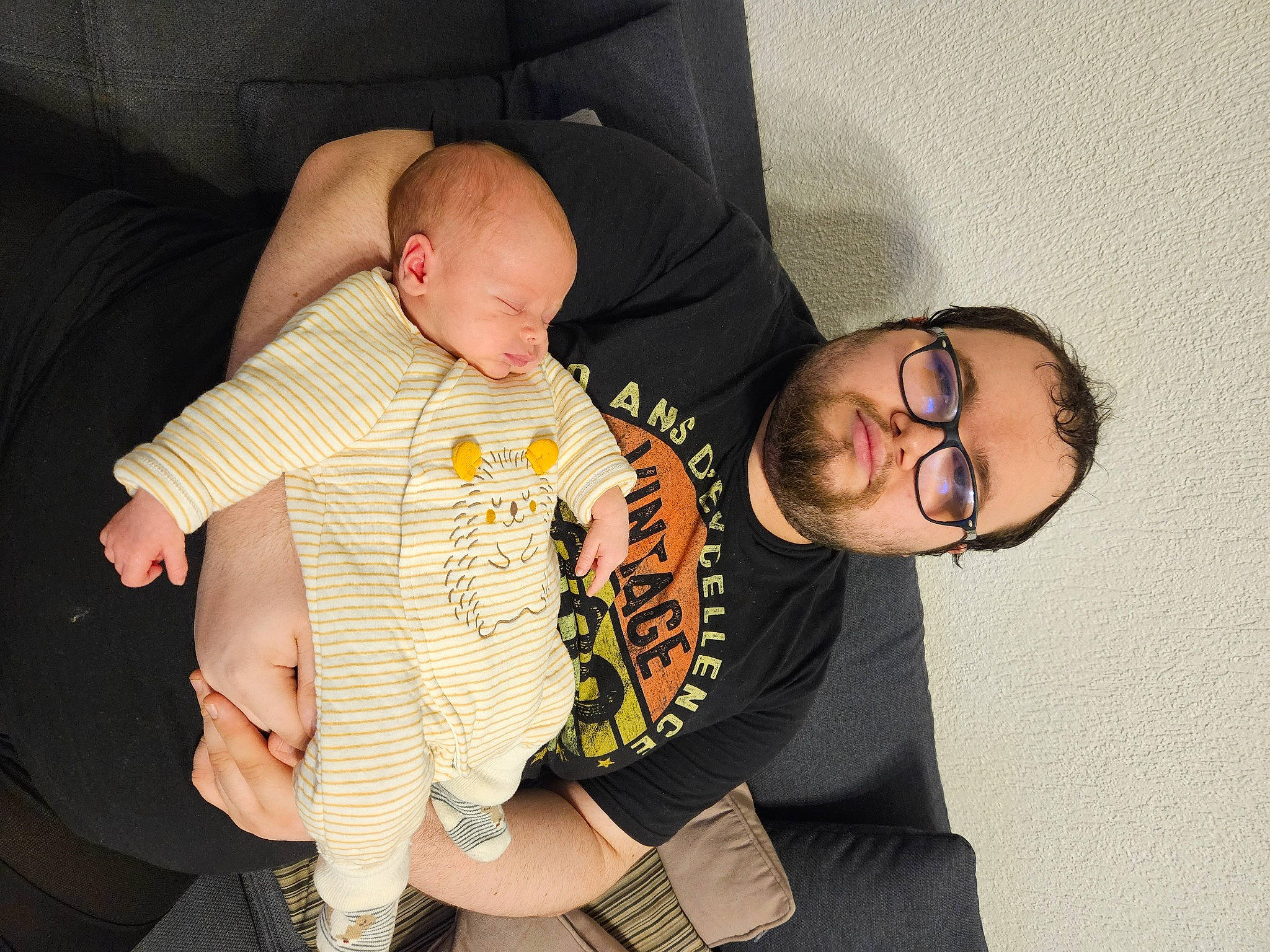 Mathys participe au concours pour gagner de l'argent avec cette photo : baby, baby_toddler_clothing, beard, child, comfort, elbow, event, fun, gesture, knee, lap, nail, person, skin, sleeve, t_shirt, thigh, thumb, toddler, trunk