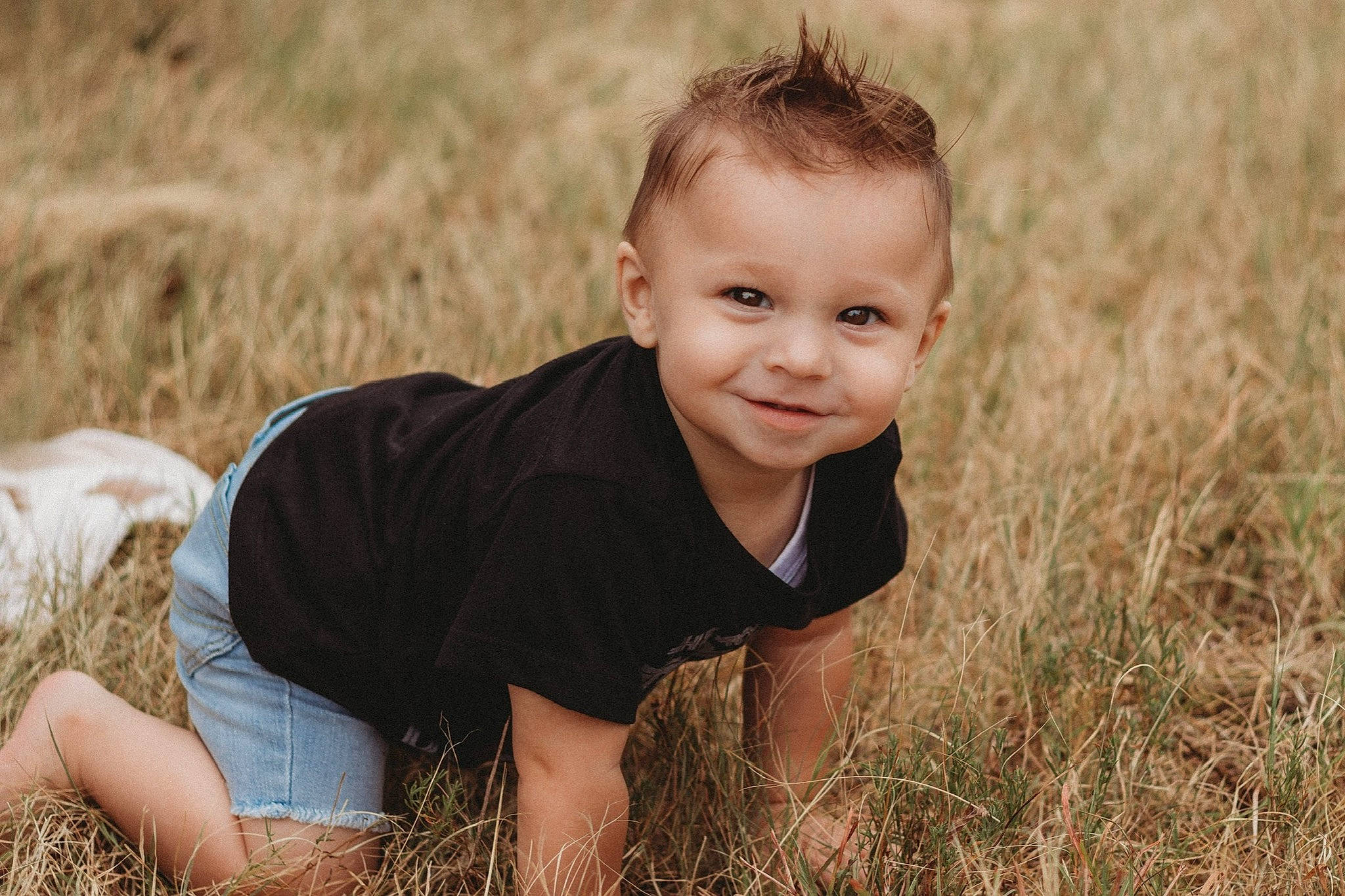 Braeden is registered to the contest to win money with this photo: blond, child, eye, face, grass, grass_family, grassland, happy, hay, joy, people, people_in_nature, person, photograph, photography, plant, portrait, portrait_photography, smile, straw