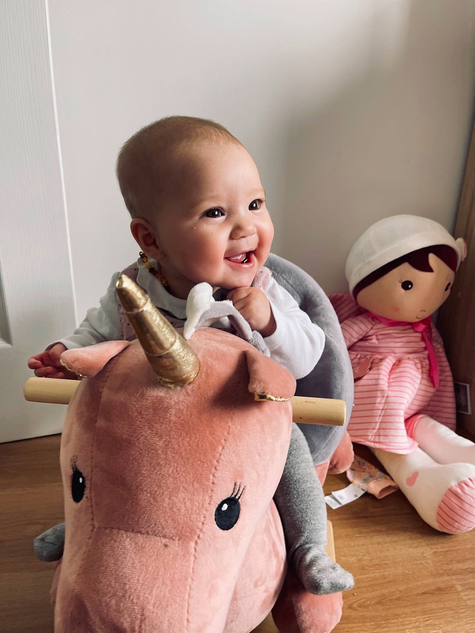 Maëlle participe au concours pour gagner de l'argent avec cette photo : baby, baby_toddler_clothing, cheek, child, doll, finger, flooring, fun, gesture, happy, joint, mouth, nose, person, skin, sleeve, smile, stuffed_toy, thumb, toddler