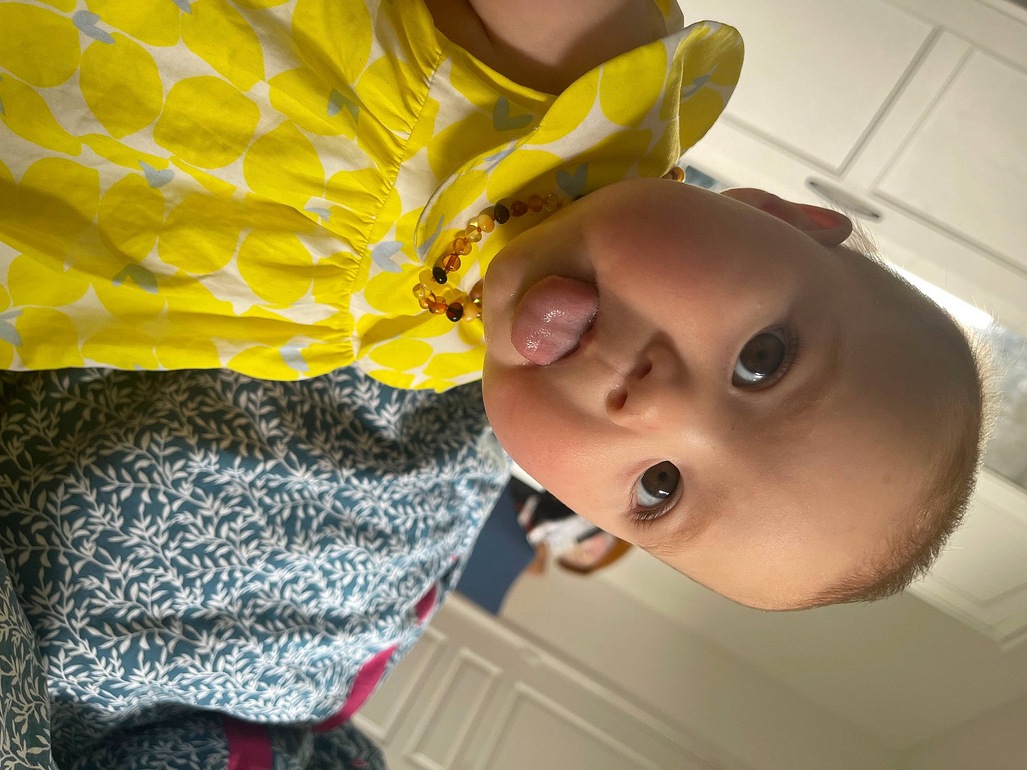 Maëlle participe au concours pour gagner de l'argent avec cette photo : baby, baby_toddler_clothing, cap, child, costume_hat, eyewear, fashion_accessory, fun, happy, hat, headgear, neck, party_supply, pattern, person, personal_protective_equipment, smile, toddler, vacation, window