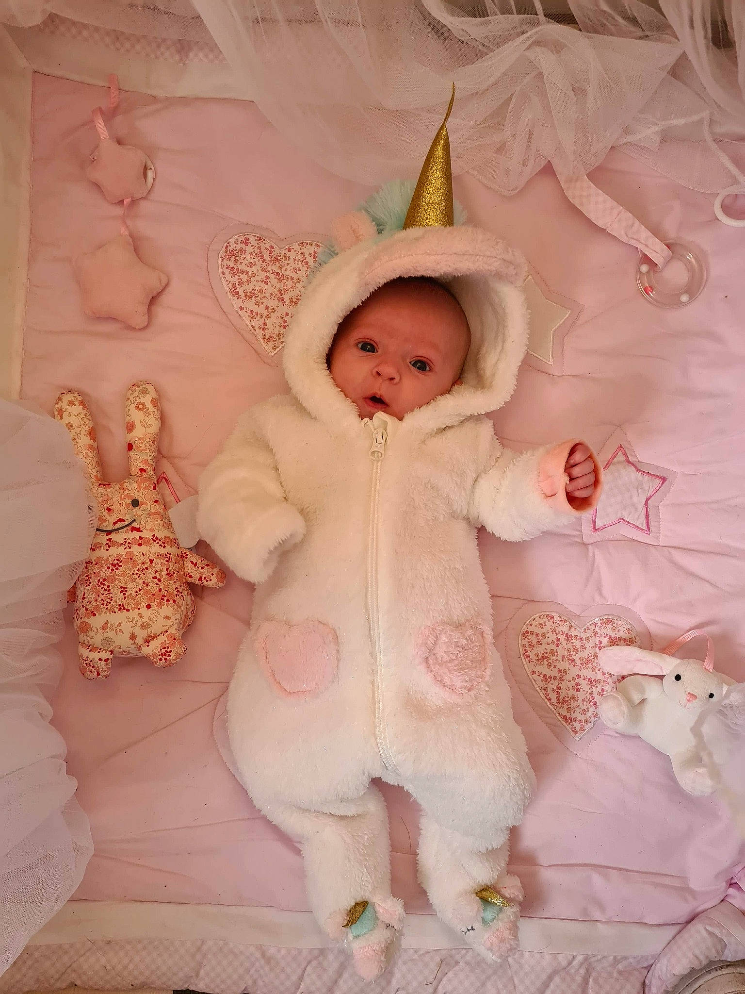 Rose a rejoint le concours — aidez-le/la à gagner de superbes lots ! baby, baby_sleeping, baby_toddler_clothing, cheek, child, eye, fashion_accessory, fur, hand, head, human_body, linens, pattern, peach, person, pink, skin, sleeve, teddy_bear, textile