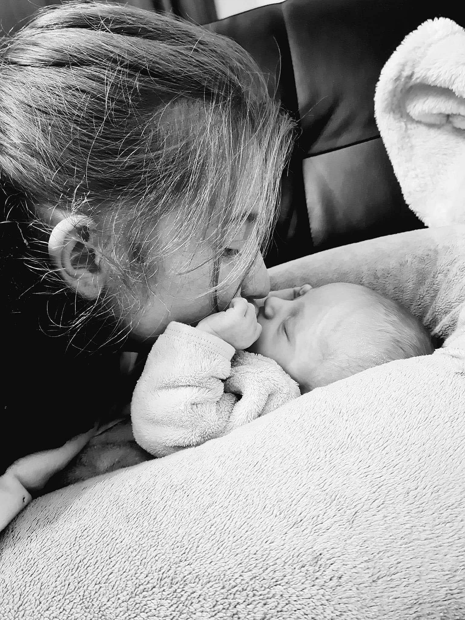 Rose participe au concours pour gagner de l'argent avec cette photo : baby, baby_sleeping, black_and_white, child, comfort, facial_expression, finger, gesture, hairstyle, hand, happy, head, interaction, monochrome, mouth, person, skin, style, toddler, vertebrate