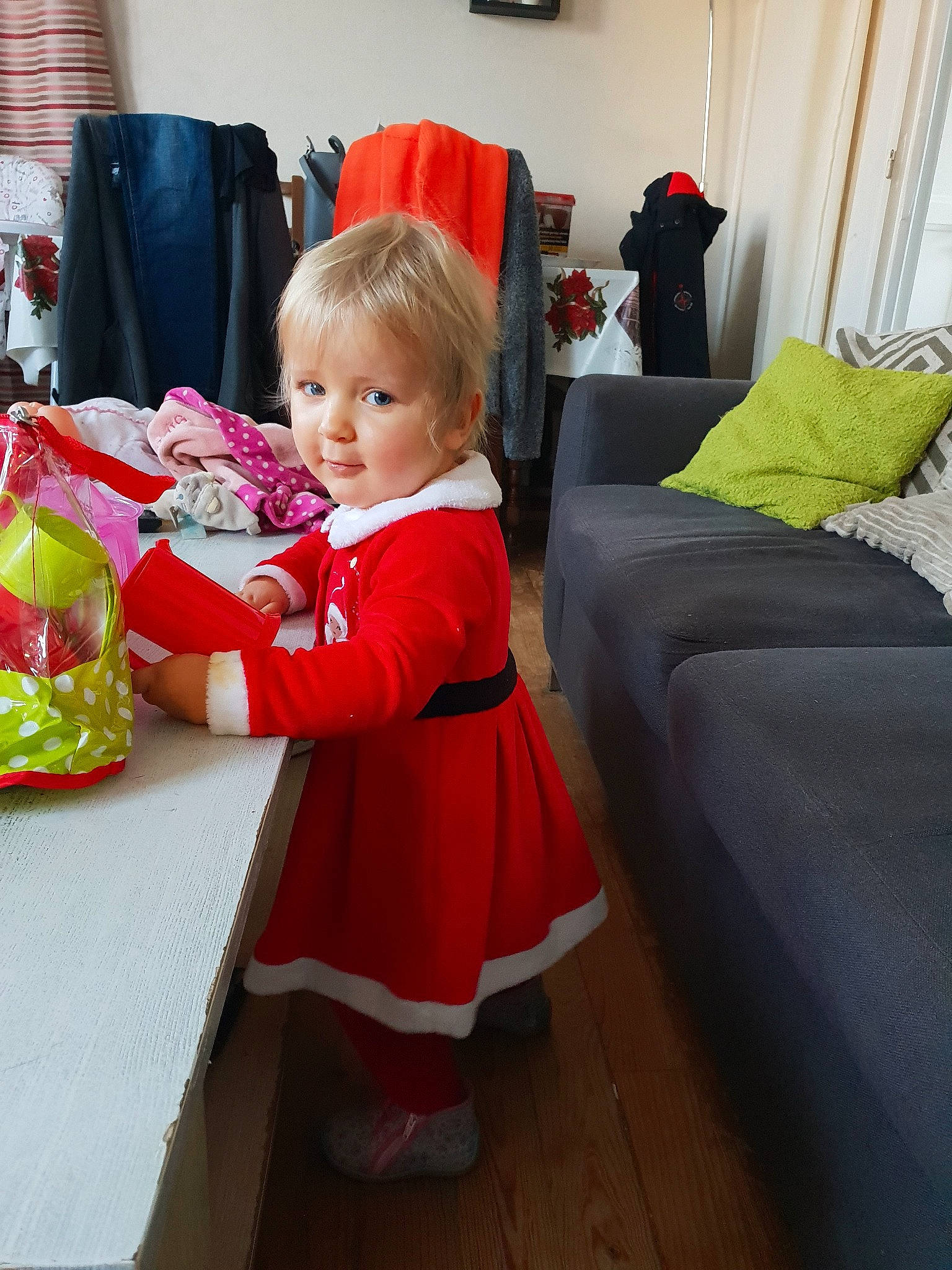 Jeanne participe au concours pour gagner de l'argent avec cette photo : child, christmas, girl, holiday, person, play, red, textile, toddler