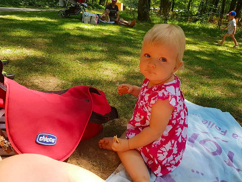 Jeanne a rejoint le concours — aidez-le/la à gagner de superbes lots ! child, day, fun, grass, infant, leisure, person, picnic, pink, play, product, recreation, summer, toddler, toy, vacation