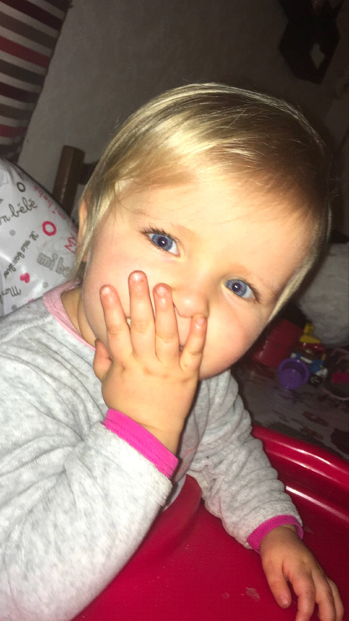 Jeanne participe au concours pour gagner de l'argent avec cette photo : blond, cheek, child, chin, ear, eye, eyebrow, face, finger, forehead, girl, hairstyle, head, human_hair_color, joy, lip, mouth, nose, person, skin