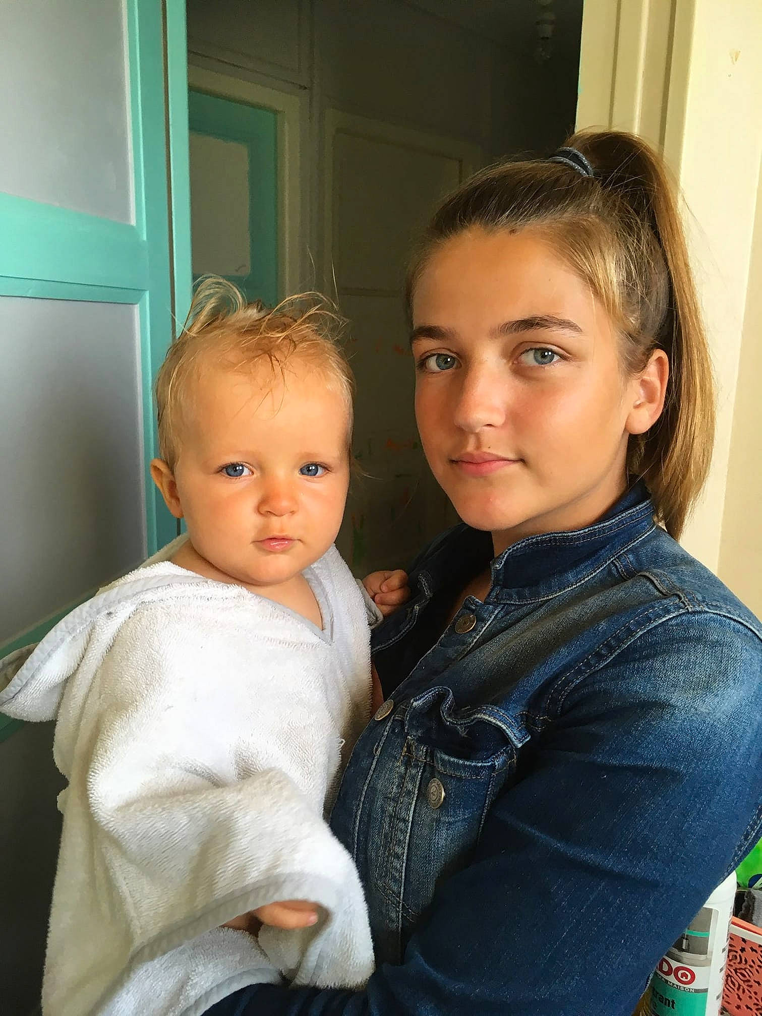 Élisabeth a rejoint le concours — aidez-le/la à gagner de superbes lots ! abdomen, child, day, eye, fun, girl, hairstyle, human_hair_color, infant, people, person, product, sibling, skin, toddler, trunk