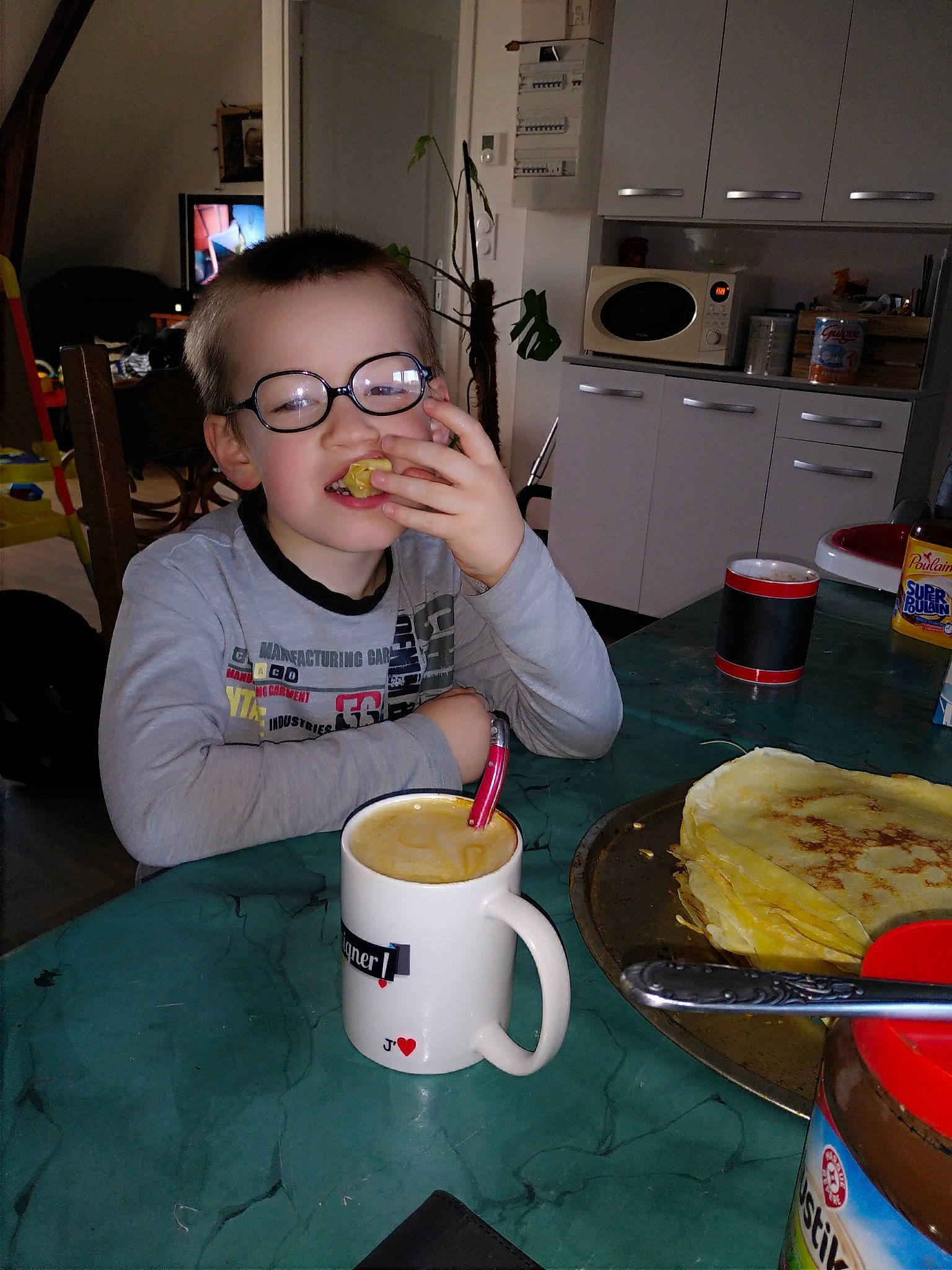 Swan participe au concours pour gagner de l'argent avec cette photo : coffee, coffee_cup, cup, drink, drinkware, eyewear, food, glasses, joy, person, serveware, sunglasses, tableware, vision_care