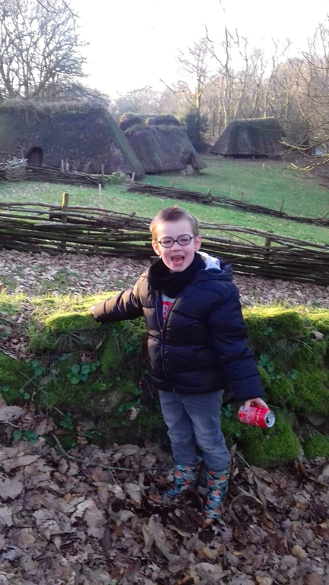 Swan a rejoint le concours — aidez-le/la à gagner de superbes lots ! grass, joy, person, plant, soil, tree, winter