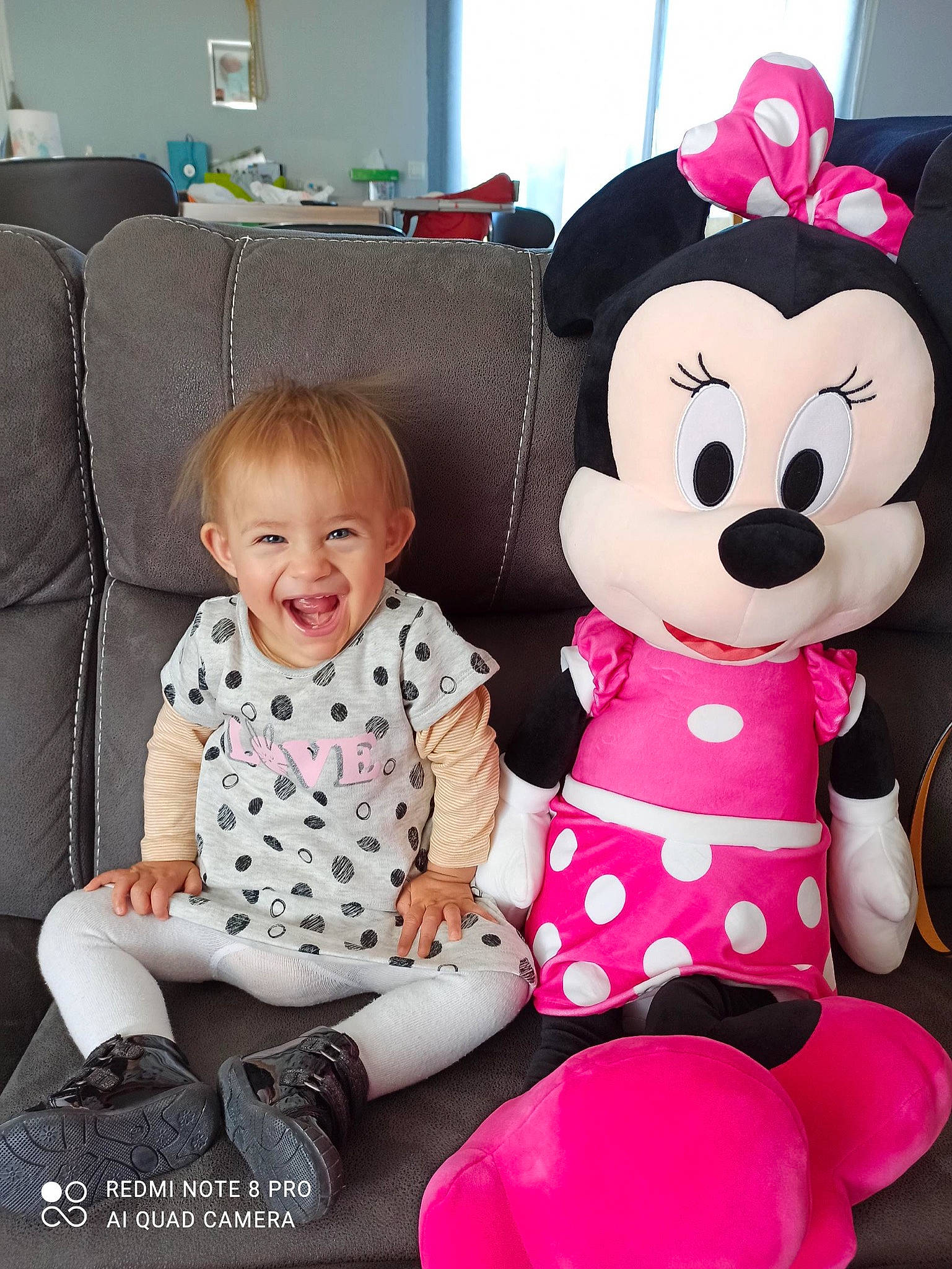 Arya participe au concours pour gagner de l'argent avec cette photo : baby, baby_toddler_clothing, child, comfort, couch, event, facial_expression, fun, happy, lap, magenta, mammal, pattern, person, pink, sleeve, smile, stuffed_toy, toddler, toy