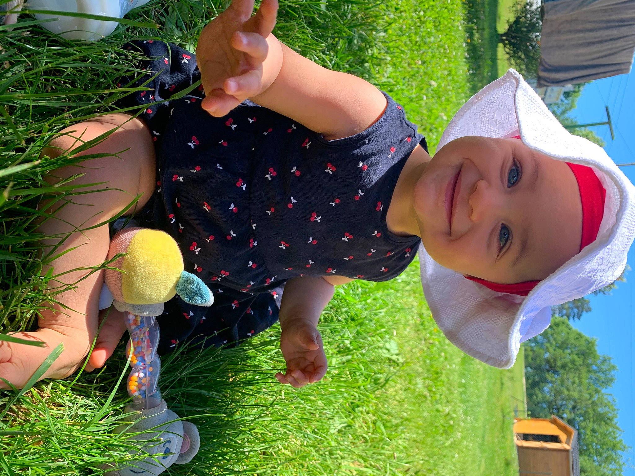 Arya participe au concours pour gagner de l'argent avec cette photo : arm, botany, child, fawn, fun, grass, green, hand, happy, hat, headwear, joy, lawn, leisure, people_in_nature, person, plant, public_space, recreation, smile