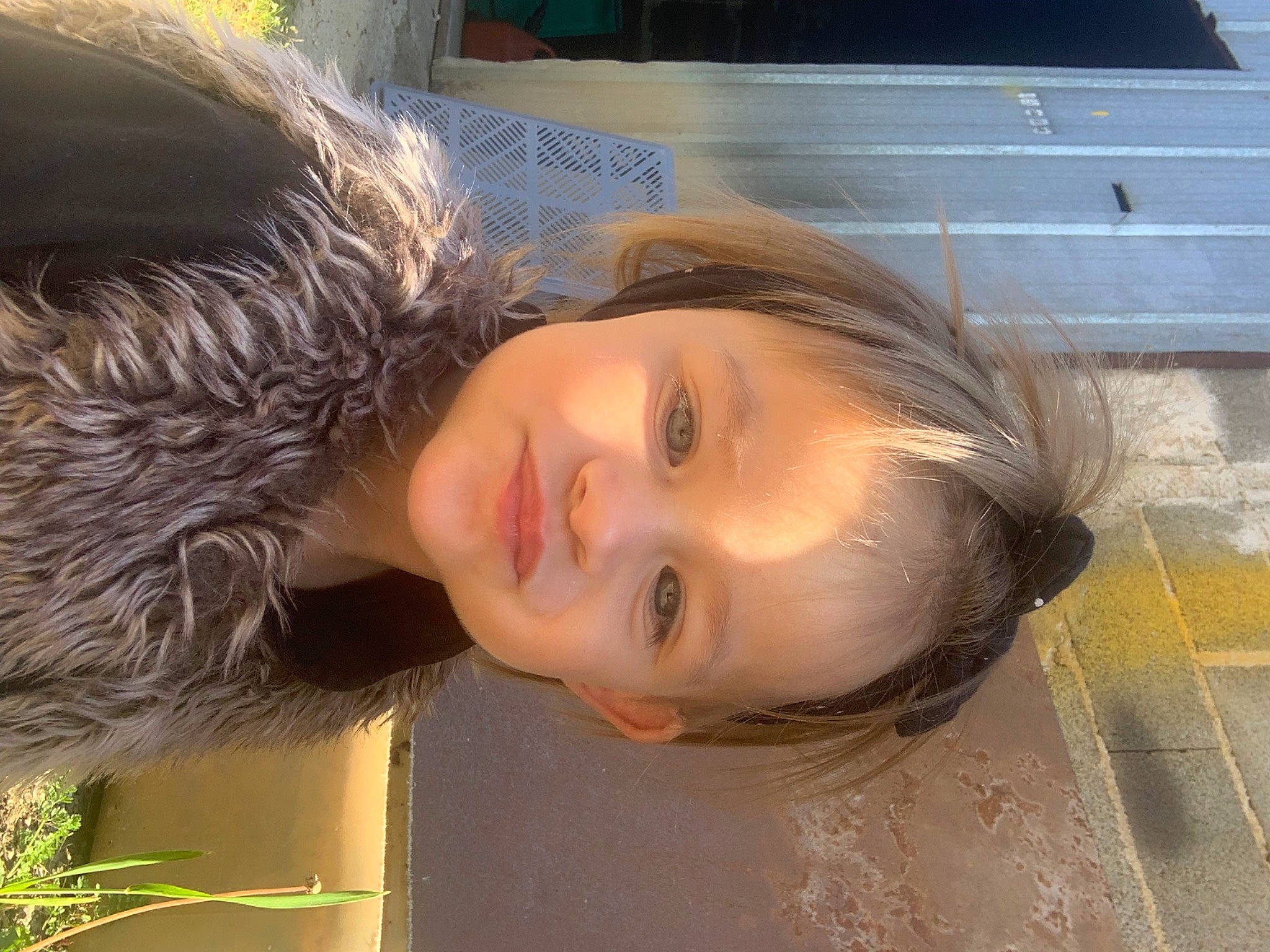 Arya a rejoint le concours — aidez-le/la à gagner de superbes lots ! blond, brown_hair, eyebrow, eyelash, flash_photography, fun, grass, hair, happy, head, jaw, lip, long_hair, nose, person, plant, smile, tree, vehicle_door, window