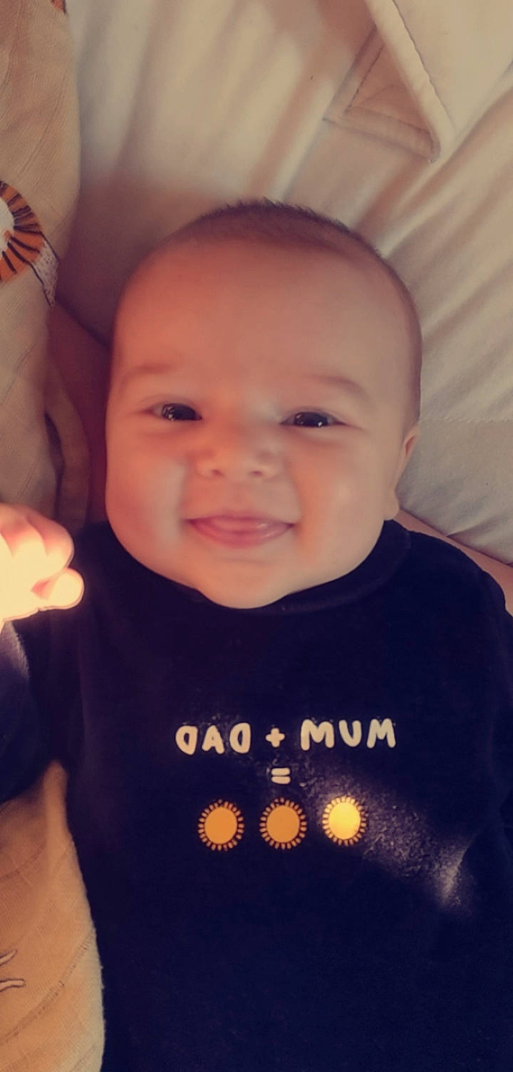 Lou a rejoint le concours — aidez-le/la à gagner de superbes lots ! cheek, chin, eye, eyebrow, facial_expression, forehead, hairstyle, happy, head, human, human_body, lip, mouth, neck, nose, organ, person, product, skin, smile