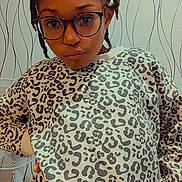 Jalina a rejoint le concours — aidez-le/la à gagner de superbes lots ! child, glasses, braids, leopard_print, sweatshirt, matching_outfit, indoor, fan, wallpaper, pattern, standing, confident, portrait, casual_clothing, person, fashion, young, cute, stylish, home