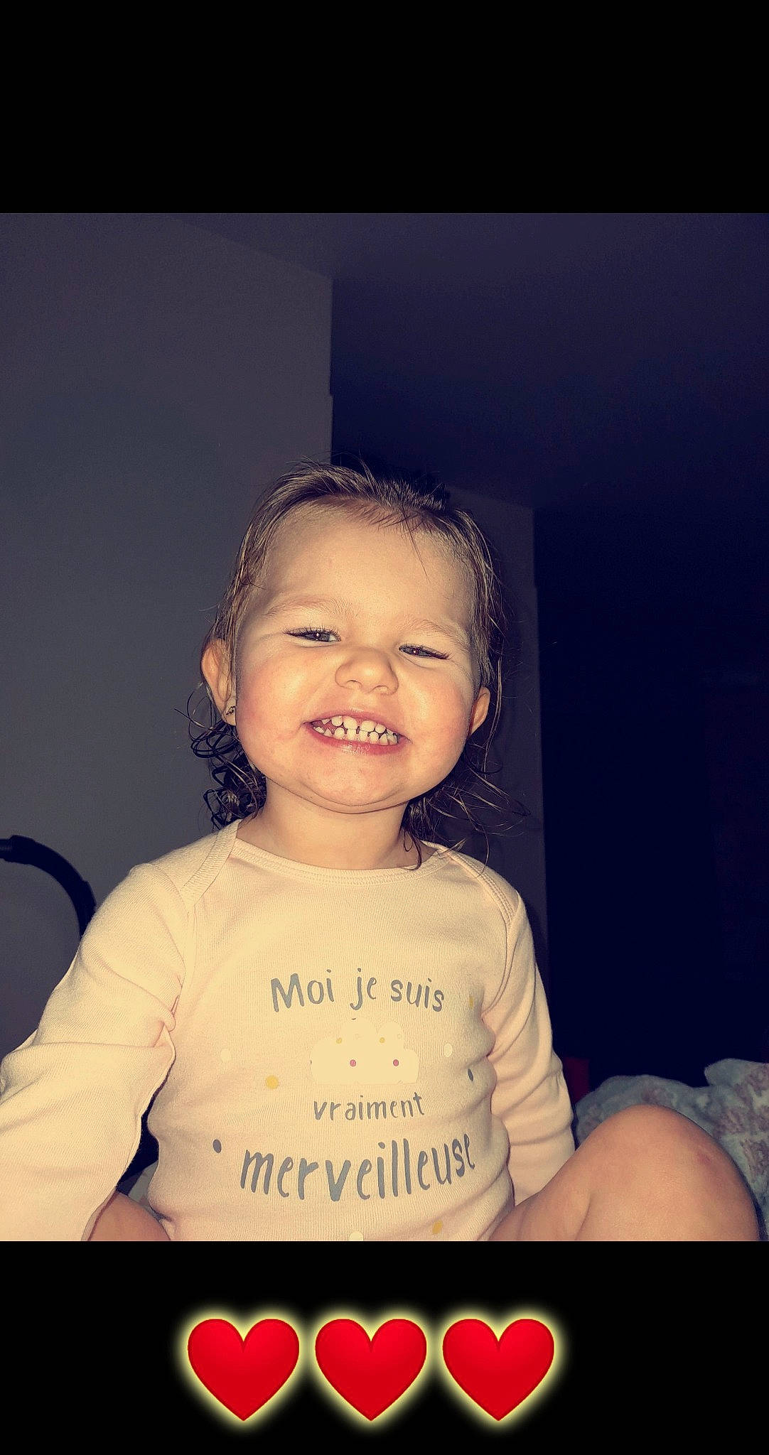 Leyna a rejoint le concours — aidez-le/la à gagner de superbes lots ! baby_toddler_clothing, cheek, child, cool, electric_blue, eyelash, flash_photography, fun, gesture, happy, iris, joy, lip, neck, nose, person, shoulder, skin, sleeve, smile