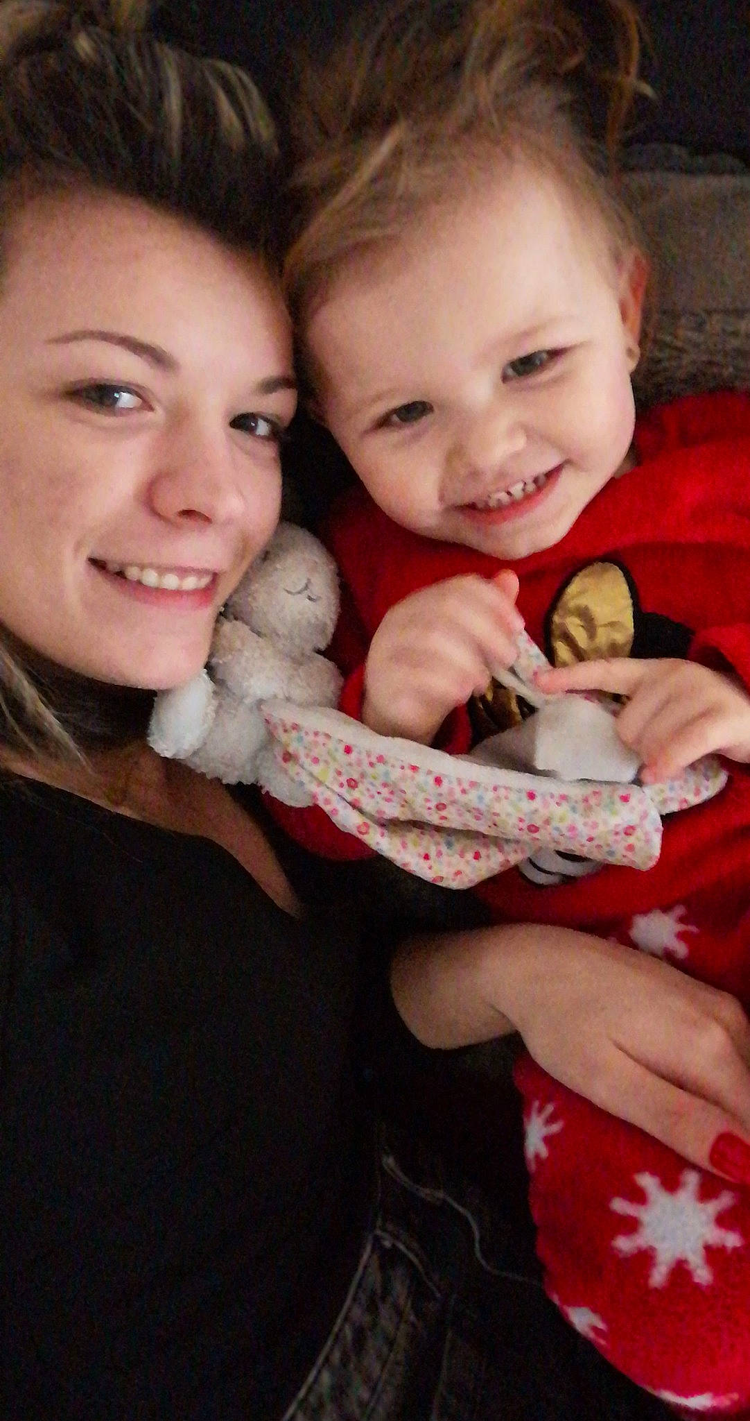 Leyna a rejoint le concours — aidez-le/la à gagner de superbes lots ! cheek, chin, clothing, comfort, eye, face, finger, flash_photography, gesture, hair, hand, happy, head, interaction, iris, joy, lip, mouth, nose, person