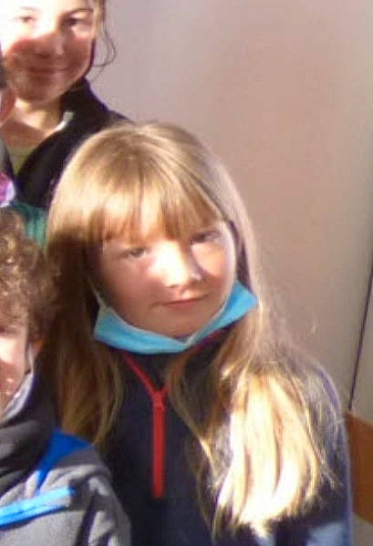 Ketty participe au concours pour gagner de l'argent avec cette photo : bangs, blond, brown_hair, child, electric_blue, event, face, fun, gesture, hair_coloring, happy, hime_cut, joy, layered_hair, long_hair, mouth, person, step_cutting, surfer_hair, uniform