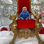 Alone participe au concours pour gagner de l'argent avec cette photo : baby, child, throne, red_velvet, golden_chair, smiling, blue_outfit, indoor, decorations, holiday, festive, ornate, luxury, seat, happy, portrait, winter, lattice_background, crown, royalty