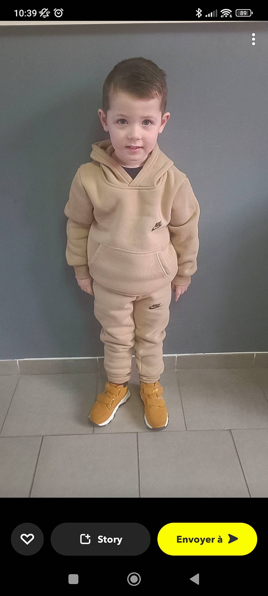 Ugo participe au concours pour gagner de l'argent avec cette photo : arm, art, baby, baby_toddler_clothing, cheek, flash_photography, flooring, fur, gesture, human_body, human_leg, knee, neck, nose, pattern, person, personal_protective_equipment, sleeve, smile, toddler