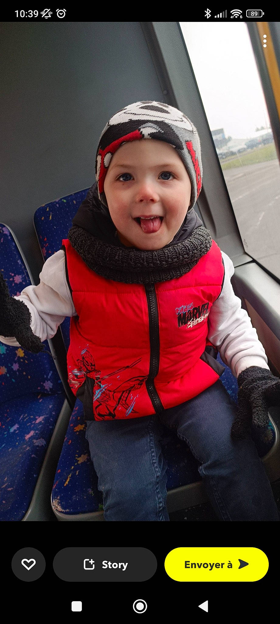 Ugo participe au concours pour gagner de l'argent avec cette photo : cap, car_seat, child, electric_blue, family_car, fashion_accessory, fun, glove, head, headwear, leisure, magenta, person, personal_protective_equipment, recreation, sitting, smile, toddler, travel, vehicle_door