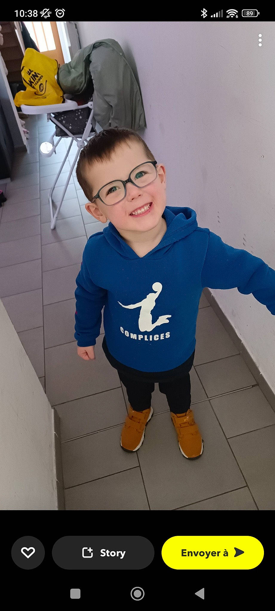 Ugo a rejoint le concours — aidez-le/la à gagner de superbes lots ! arm, baby_toddler_clothing, electric_blue, eyewear, finger, flooring, gesture, hand, happy, human_body, joint, joy, knee, person, product, sleeve, smile, sportswear, t_shirt, thigh