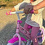 Julia a rejoint le concours — aidez-le/la à gagner de superbes lots ! child, toddler, helmet, bike, balance_bike, outdoor, smiling, happy, person, gravel, sunlight, pants, shoes, hand, nature, greenery, blue_sky, toy, learning, support