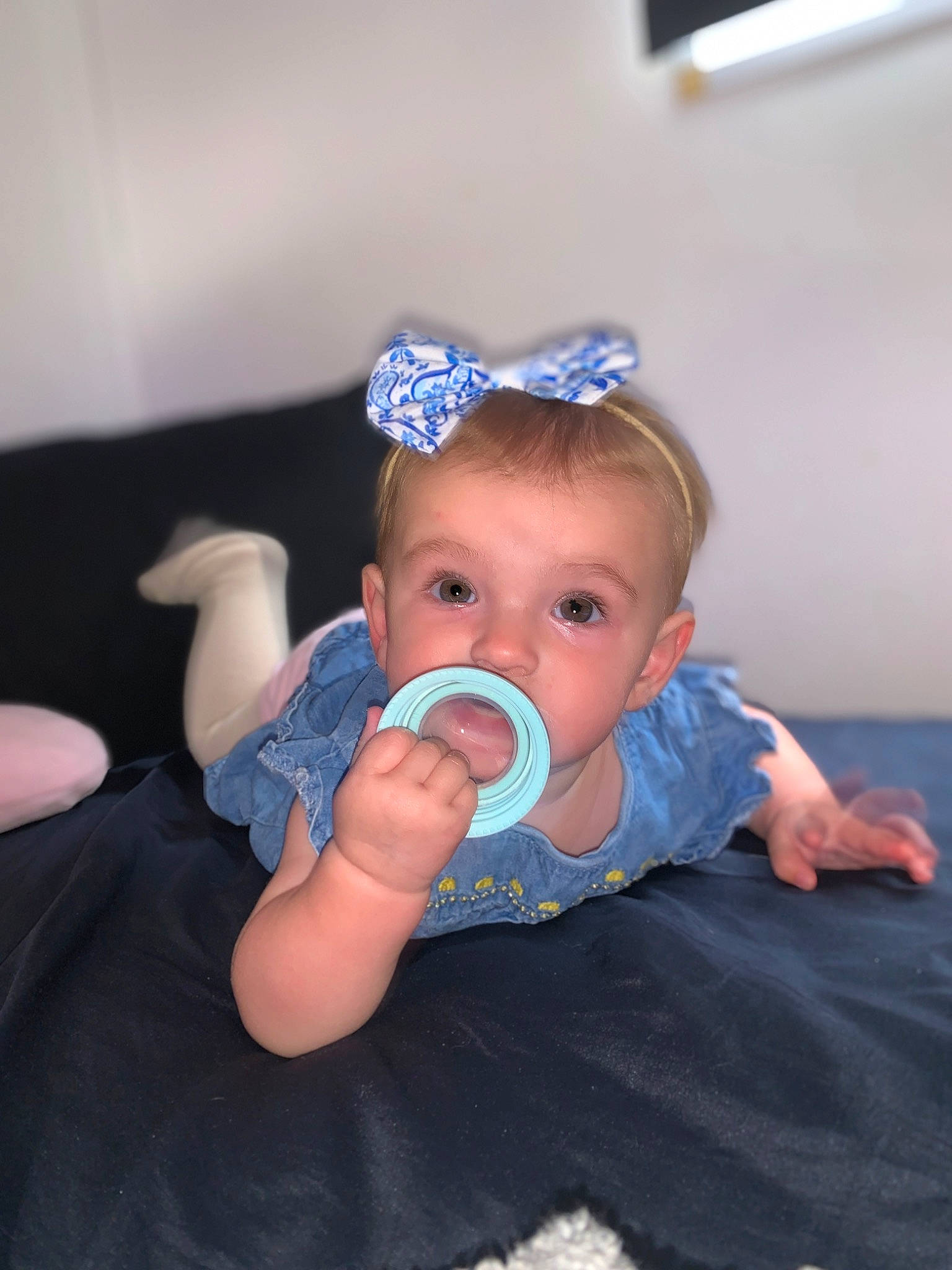 Keïla a rejoint le concours — aidez-le/la à gagner de superbes lots ! baby, baby_toddler_clothing, child, drinkware, electric_blue, event, fashion_accessory, finger, flash_photography, fun, happy, hat, headband, headpiece, iris, person, personal_protective_equipment, room, sitting, t_shirt