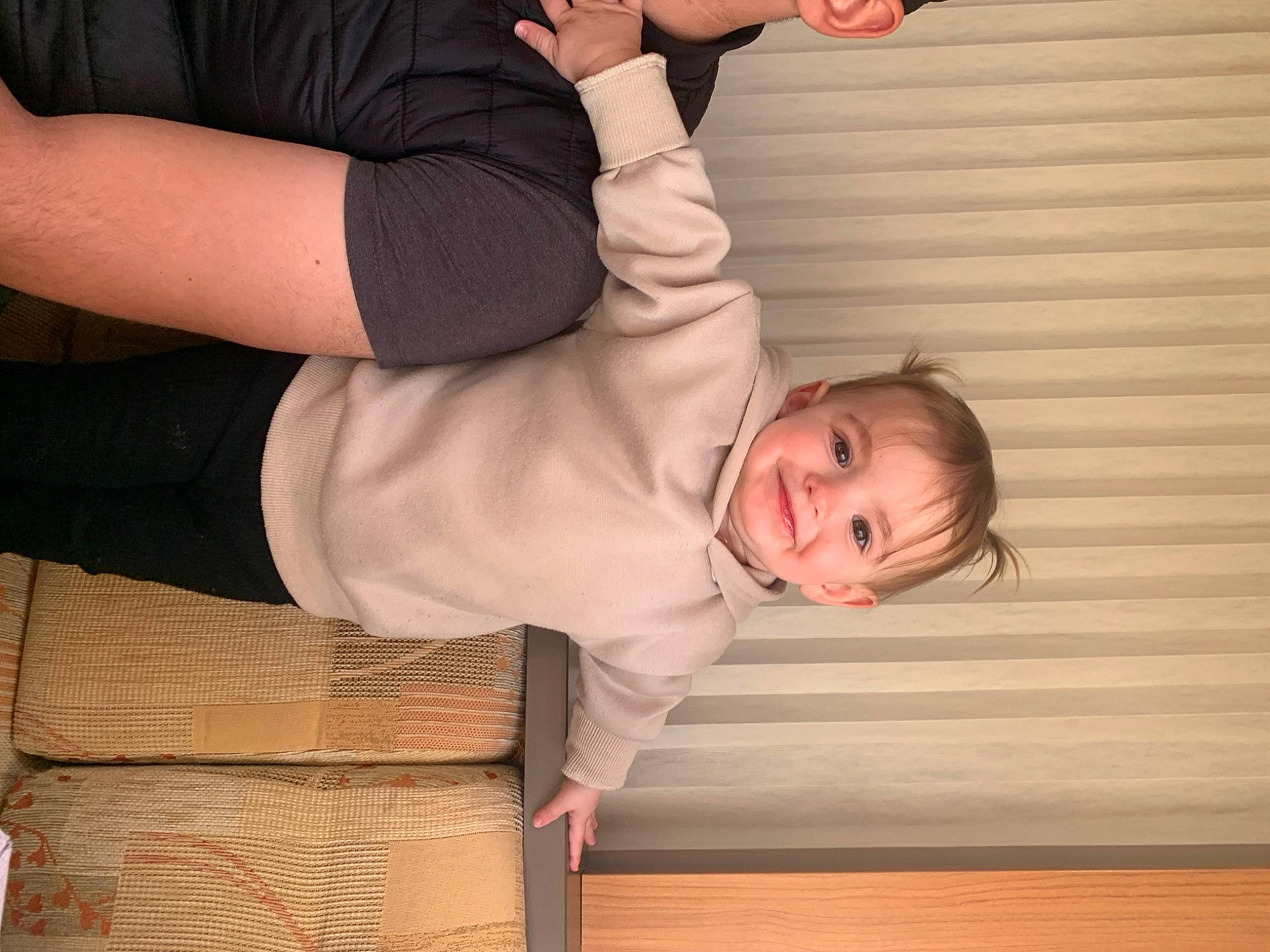 Keïla a rejoint le concours — aidez-le/la à gagner de superbes lots ! arm, baby, baby_products, baby_toddler_clothing, child, comfort, elbow, gesture, hand, happy, hardwood, joy, person, sitting, sleeve, smile, thumb, toddler, varnish, waist