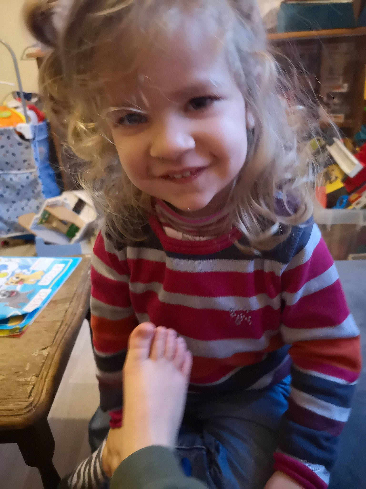 Elya a rejoint le concours — aidez-le/la à gagner de superbes lots ! baby_toddler_clothing, blond, cheek, child, chin, flooring, fun, hair, hairstyle, happy, head, iris, joy, nose, person, play, skin, smile, standing, thumb