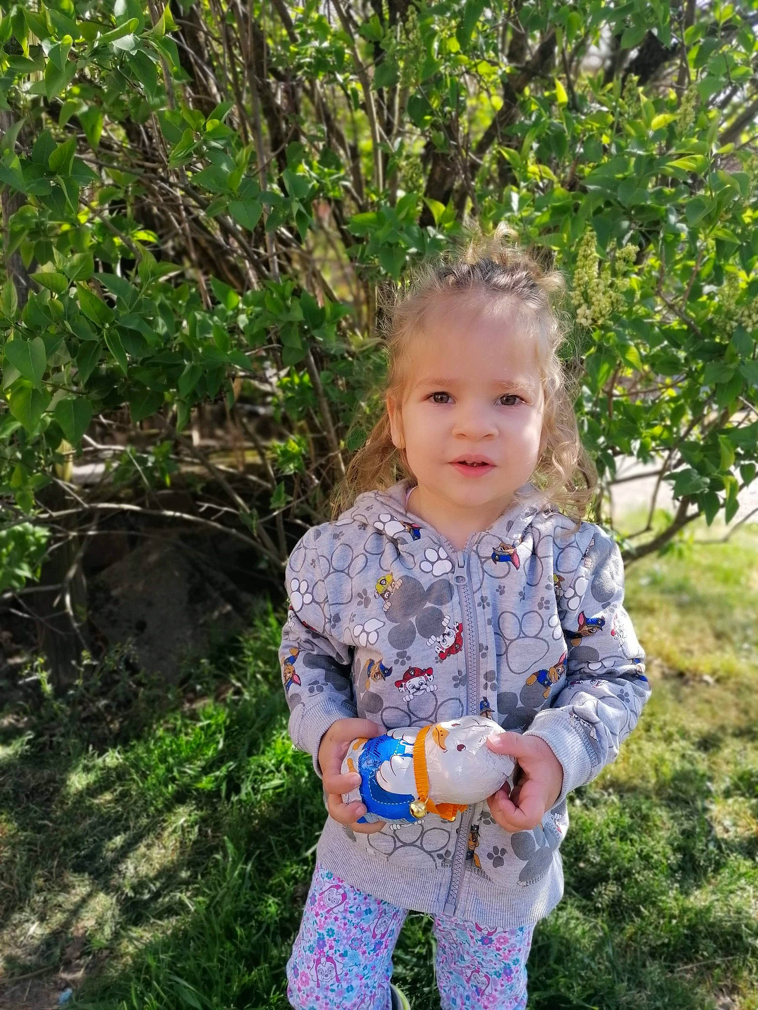 Elya a rejoint le concours — aidez-le/la à gagner de superbes lots ! baby, baby_toddler_clothing, ball, child, electric_blue, eye, face, fun, grass, happy, head, lawn, leaf, leisure, people_in_nature, person, plant, sitting, smile, toddler