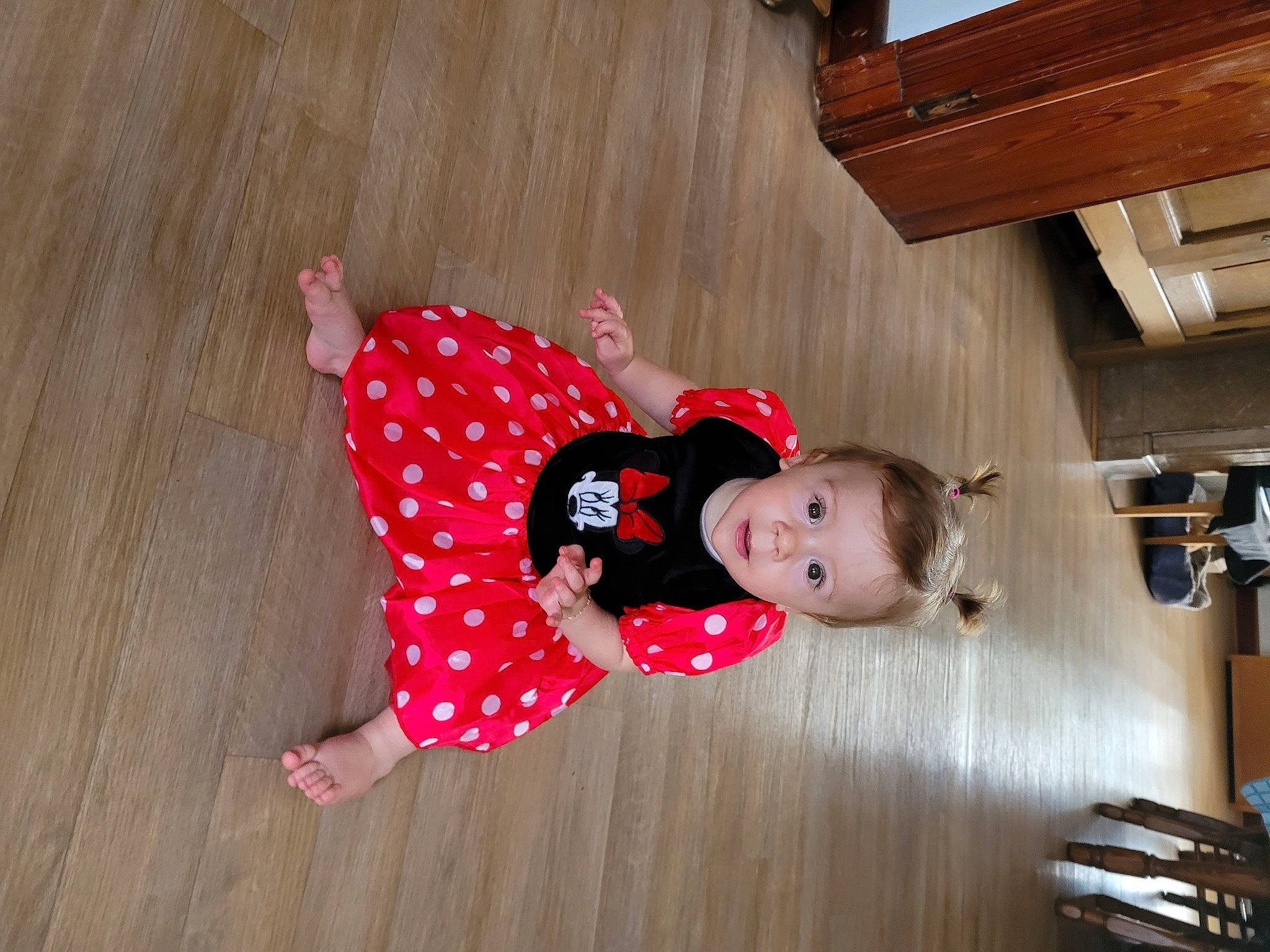 Malizia a rejoint le concours — aidez-le/la à gagner de superbes lots ! baby, baby_toddler_clothing, child, dress, floor, flooring, fun, happy, hardwood, lumber, pattern, person, room, sitting, sleeve, sock, toddler, varnish, wood, wood_flooring