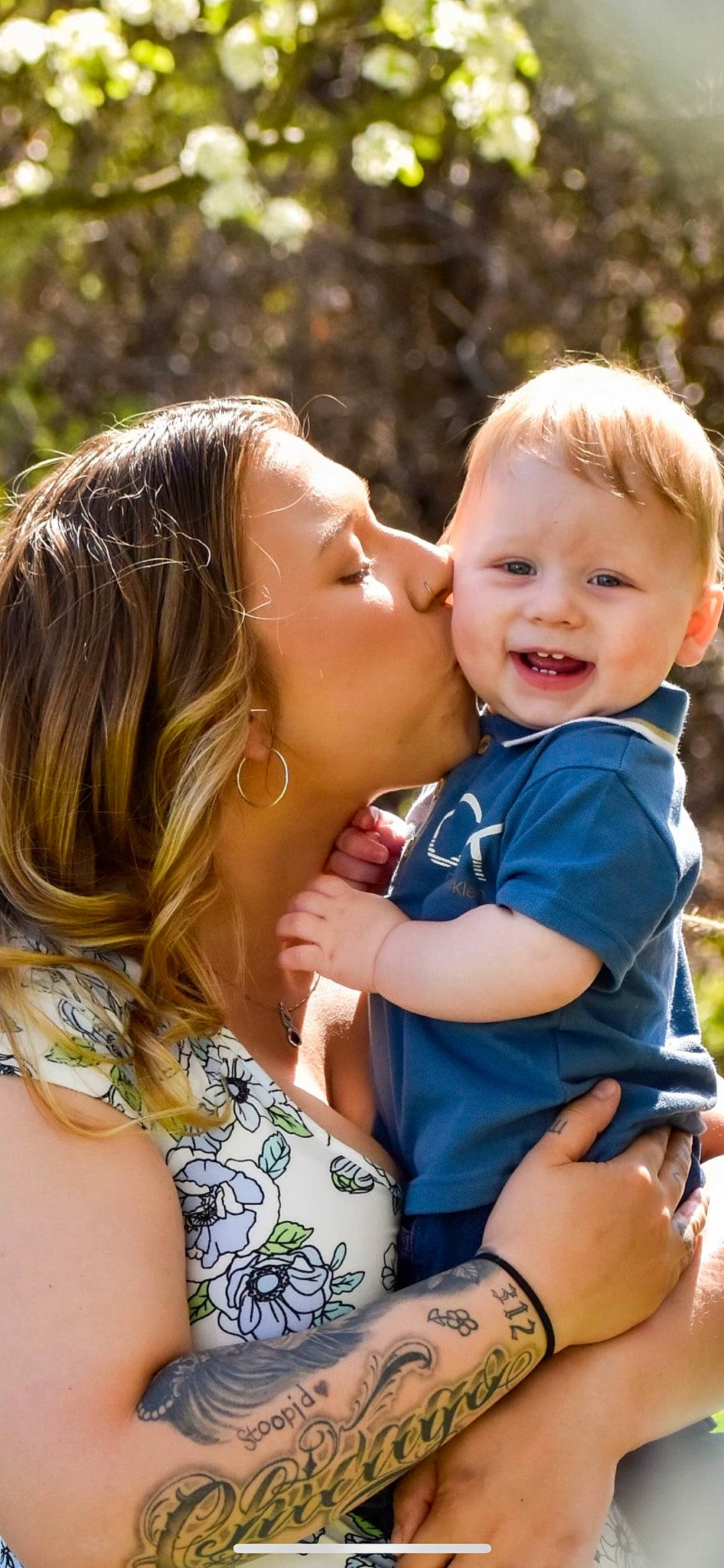 Ejc is registered to the contest to win money with this photo: baby_toddler_clothing, blond, child, face, facial_expression, fun, gesture, grass, happy, iris, joy, kiss, leisure, lip, people_in_nature, person, plant, skin, smile, sunlight