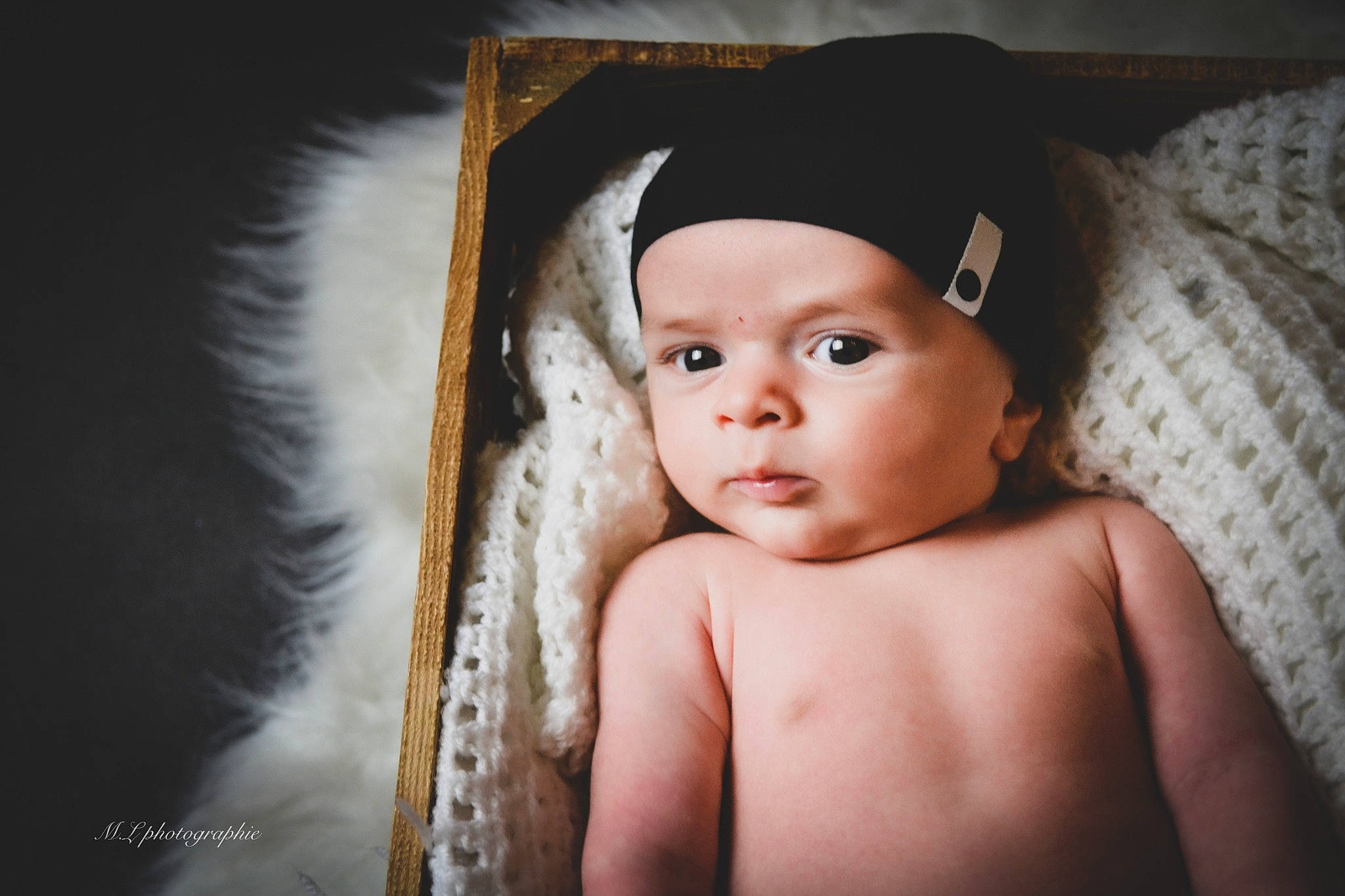 Nando participe au concours pour gagner de l'argent avec cette photo : abdomen, baby, barechested, cheek, chest, child_model, costume_accessory, costume_hat, eye, eyebrow, flesh, fur, headwear, lip, natural_material, no_expression, person, photography, portrait, portrait_photography
