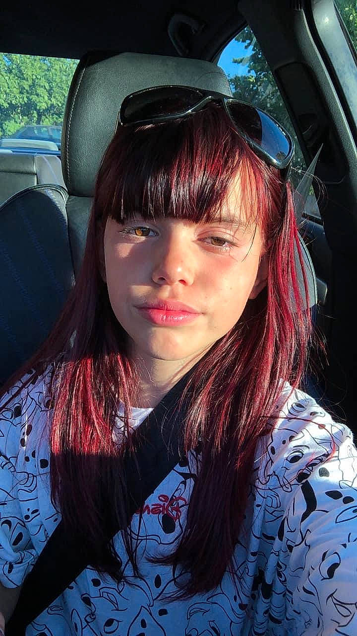 Shyrel a rejoint le concours — aidez-le/la à gagner de superbes lots ! bangs, black_hair, chin, clothing, cool, eyebrow, eyelash, eyewear, face, facial_expression, fun, goggles, jaw, layered_hair, lip, mouth, outerwear, person, sunglasses, tints_and_shades