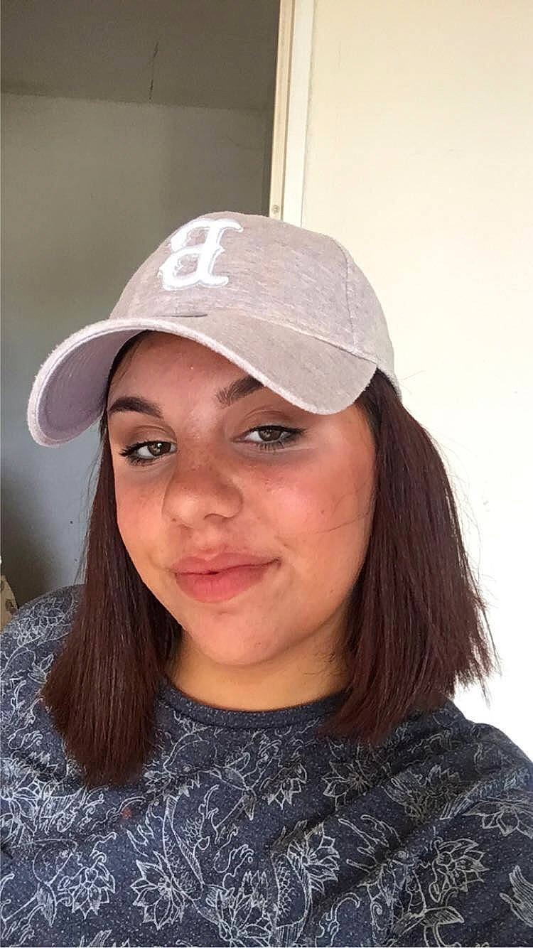 Trinity a rejoint le concours — aidez-le/la à gagner de superbes lots ! baseball_cap, brown_hair, cap, child, eyelash, fashion_accessory, flash_photography, hair_coloring, happy, hat, headgear, headwear, jaw, joy, lip, long_hair, magenta, person, portrait_photography, shoulder