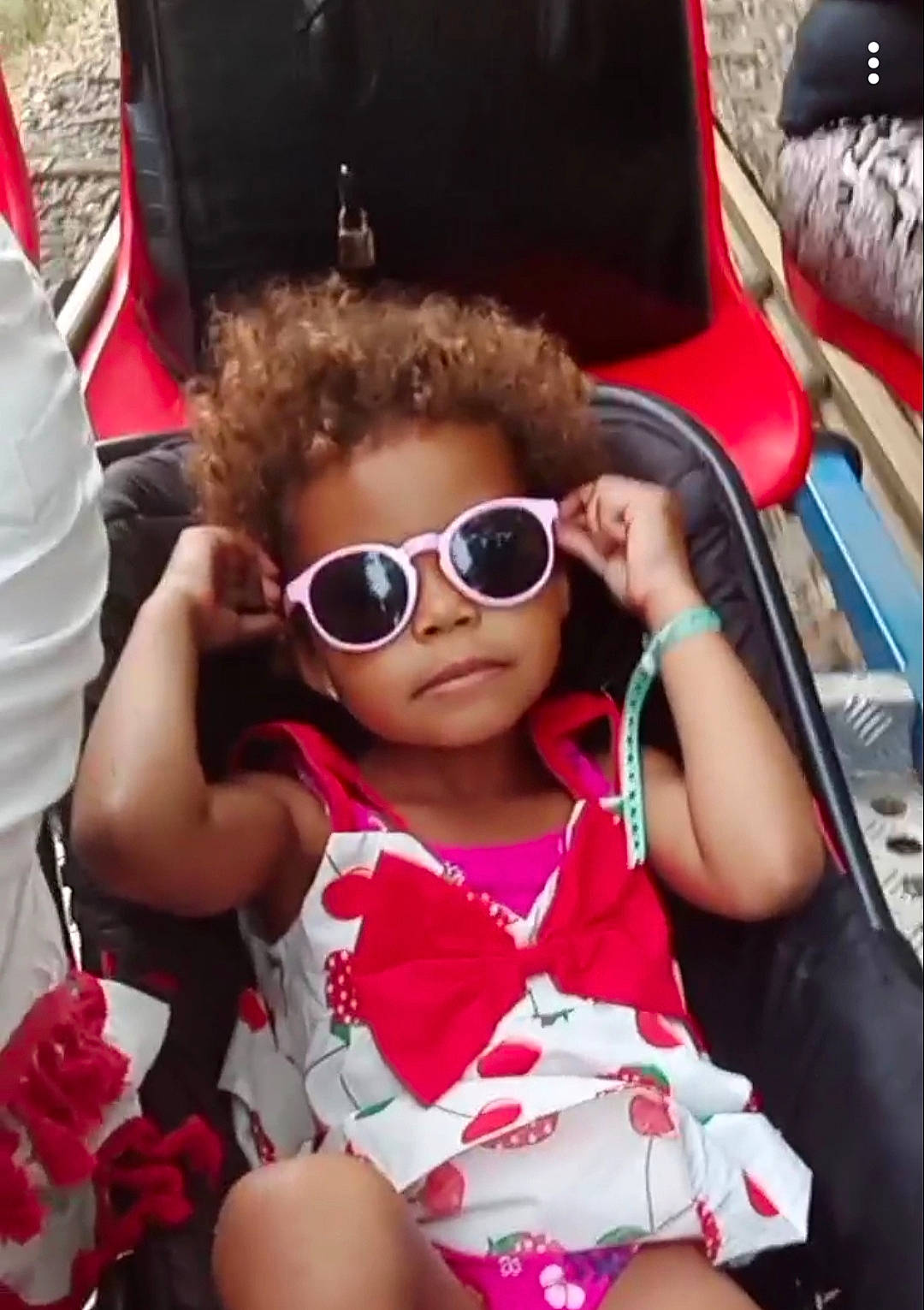 Jennah a rejoint le concours — aidez-le/la à gagner de superbes lots ! baby_toddler_clothing, child, cool, eyewear, fashion, glasses, goggles, happy, hat, human, lip, person, pink, plant, product, red, skin, sunglasses, toddler, vision_care