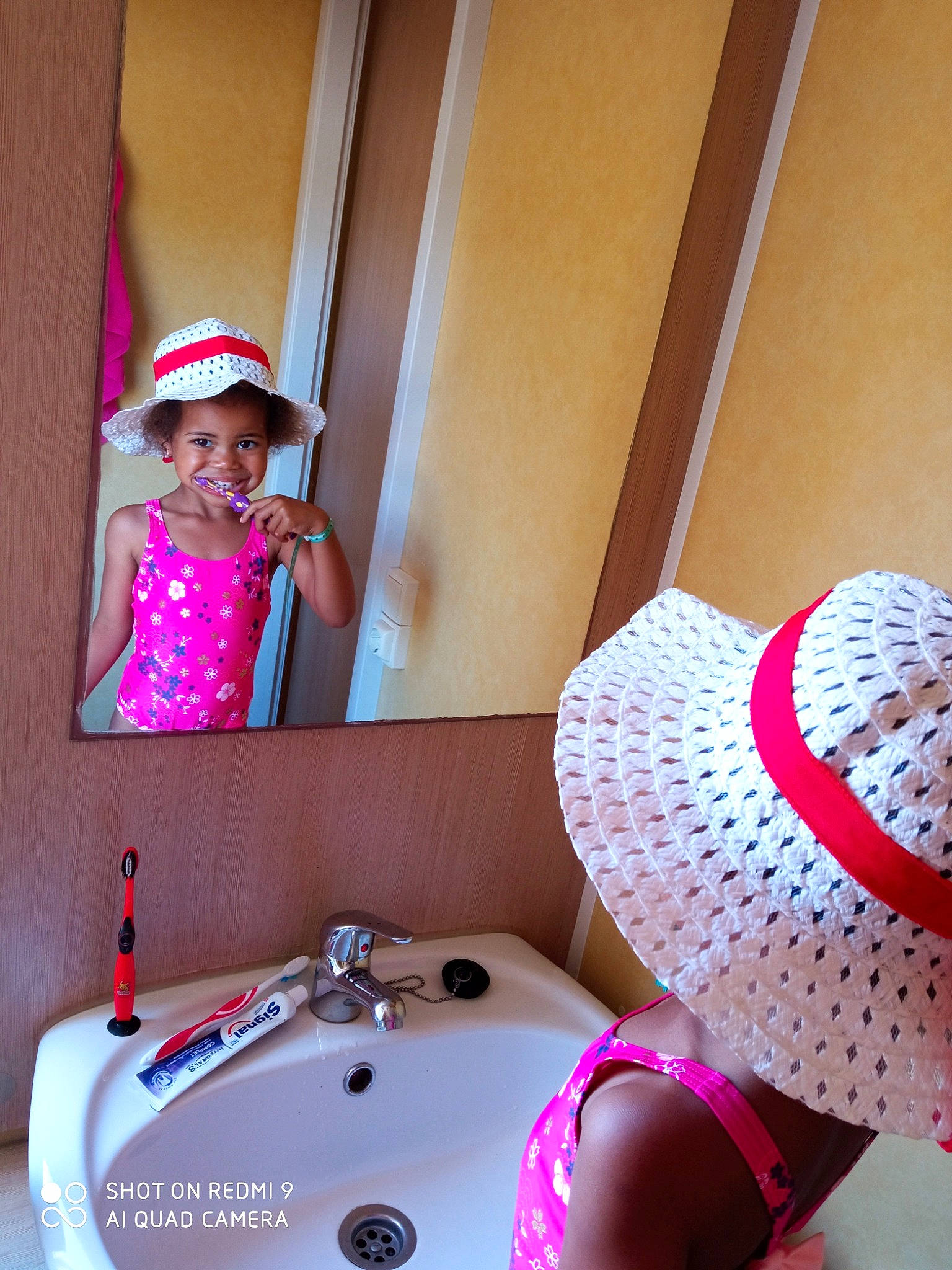 Jennah a rejoint le concours — aidez-le/la à gagner de superbes lots ! bathroom, cap, clothing, eyewear, fun, hat, joy, magenta, material_property, person, photograph, pink, plumbing, plumbing_fixture, product, purple, skin, smile, tap, textile
